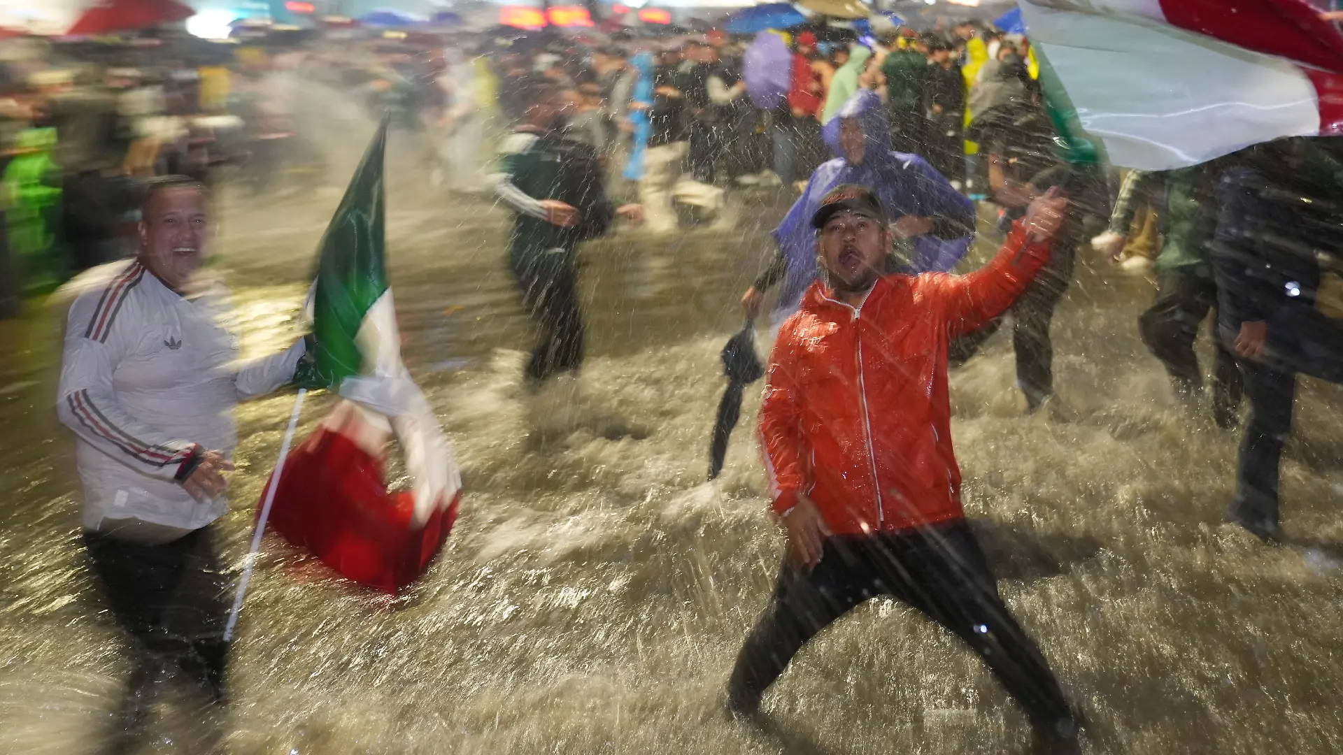 24.06.2026, Mexiko, Mexiko-Stadt: Fußball, Männer, WM 2026, Tschechien - Mexiko, Vorrunde, Gruppe A, Spieltag 3, Mexiko-Stadt-Stadion. Fans feiern im Regen, nachdem Mexiko gegen Tschechien gewonnen hat.