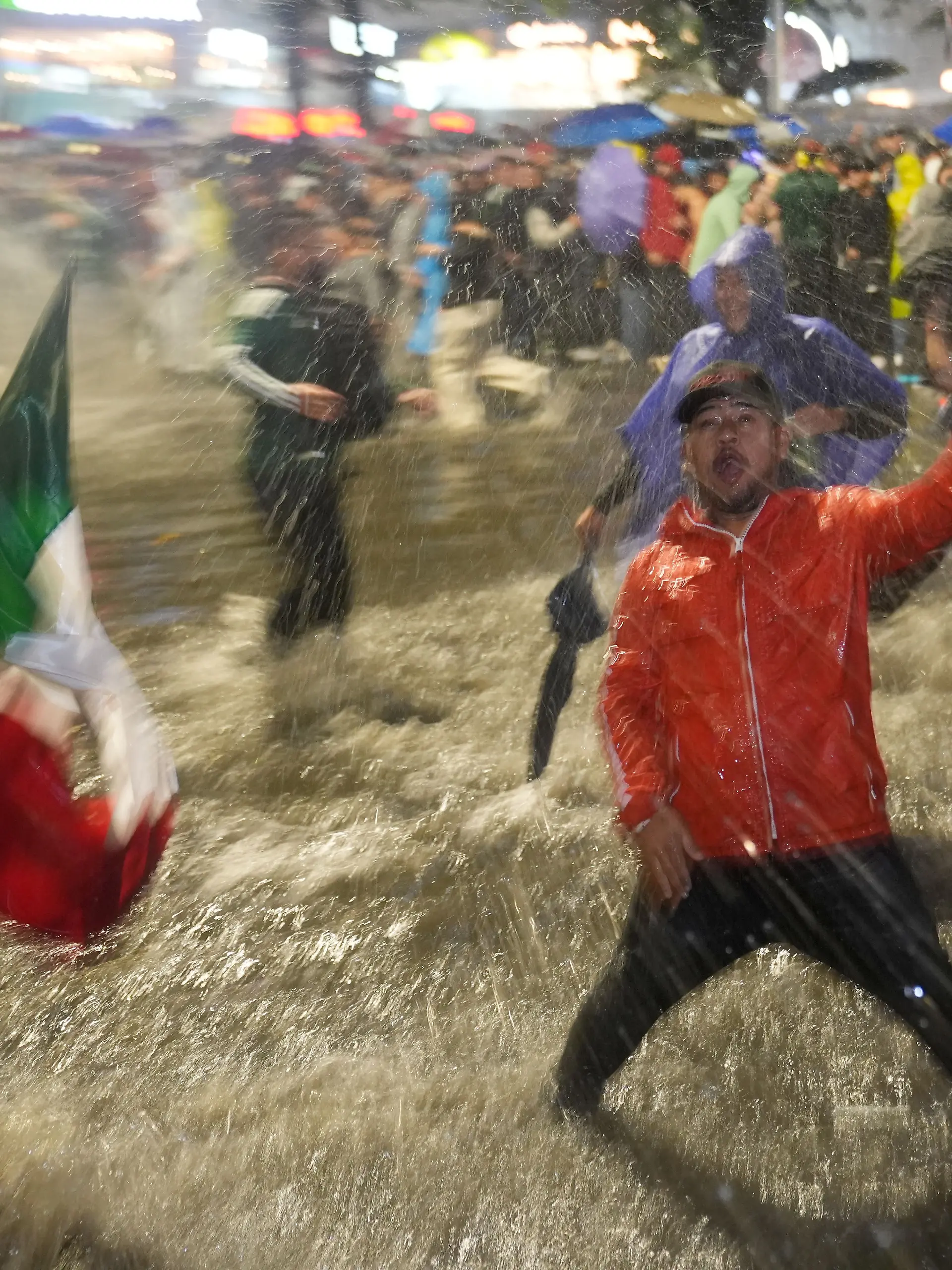 24.06.2026, Mexiko, Mexiko-Stadt: Fußball, Männer, WM 2026, Tschechien - Mexiko, Vorrunde, Gruppe A, Spieltag 3, Mexiko-Stadt-Stadion. Fans feiern im Regen, nachdem Mexiko gegen Tschechien gewonnen hat.