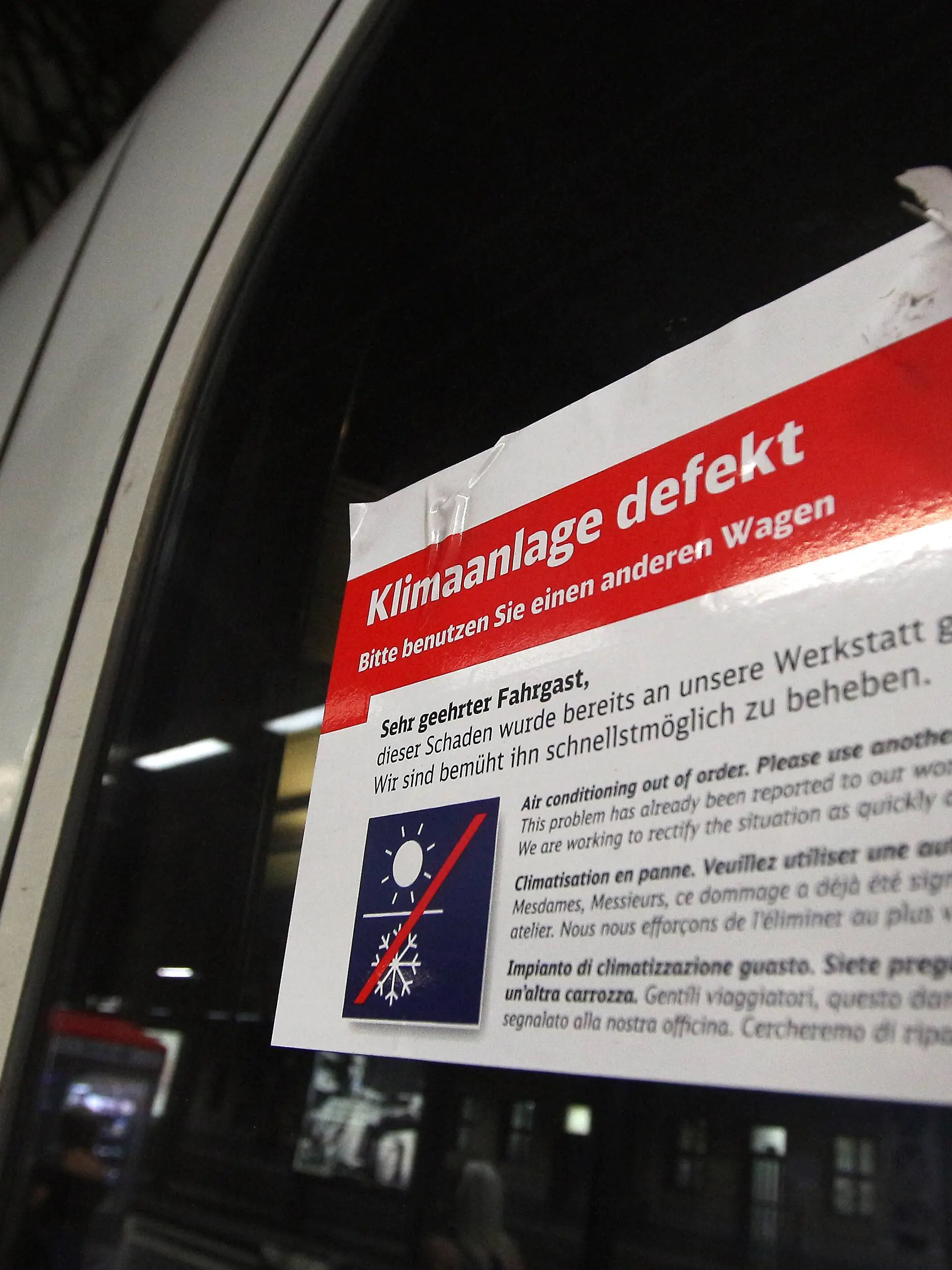 Schild mit Aufschrift Klimaanlage defekt bitte benutzen Sie einen anderen Wagen an der Tür eines ICE im Hauptbahnhof Frankfurt, Hessen, Deutschland *** Sign with inscription air conditioning defective please use another car at the door of an ICE in the main station Frankfurt Hessen Germany  