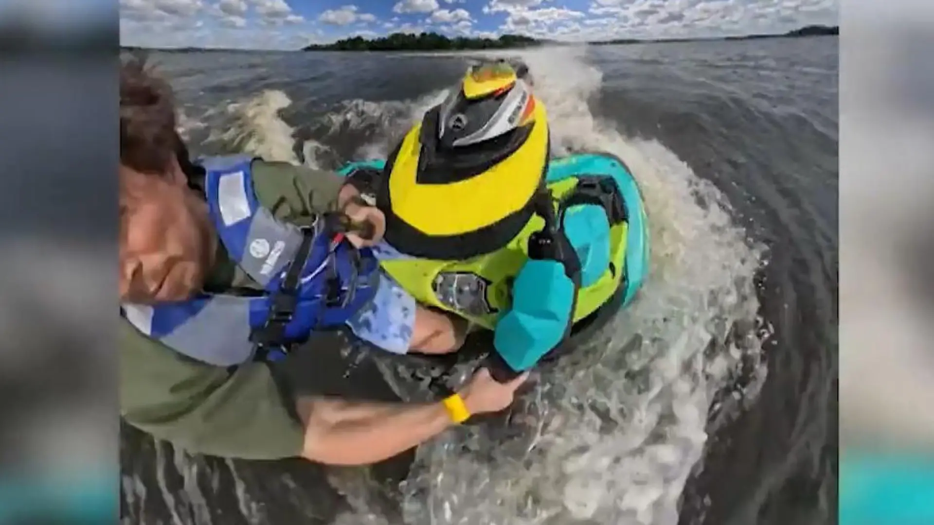 Geister-Jetski rammt Jetski-Fahrer – und schleudert ihn vom Sitz! Sportgerät außer Kontrolle