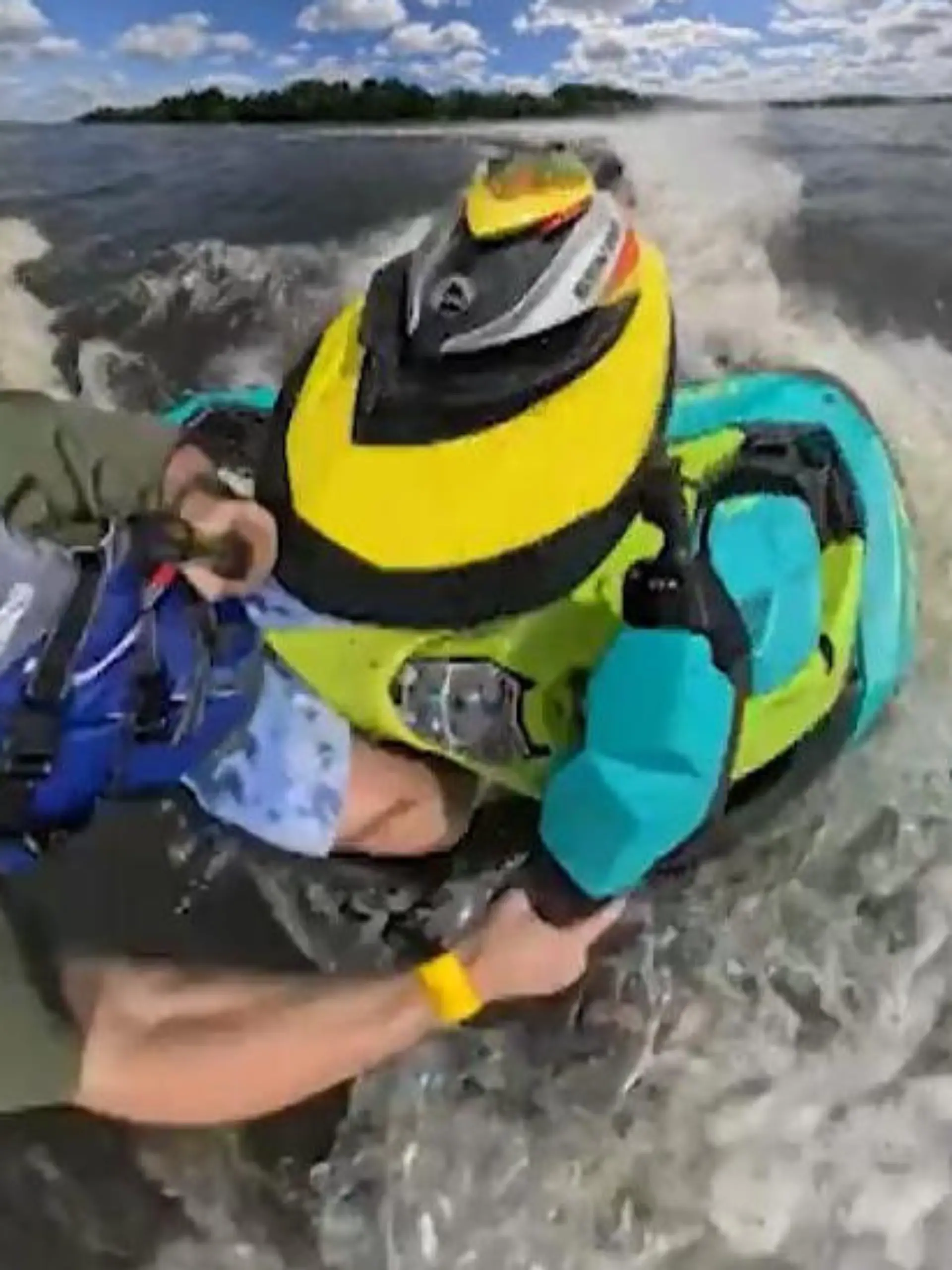 Bild zu: "Geister-Jetski rammt Jetski-Fahrer – und schleudert ihn vom Sitz!"