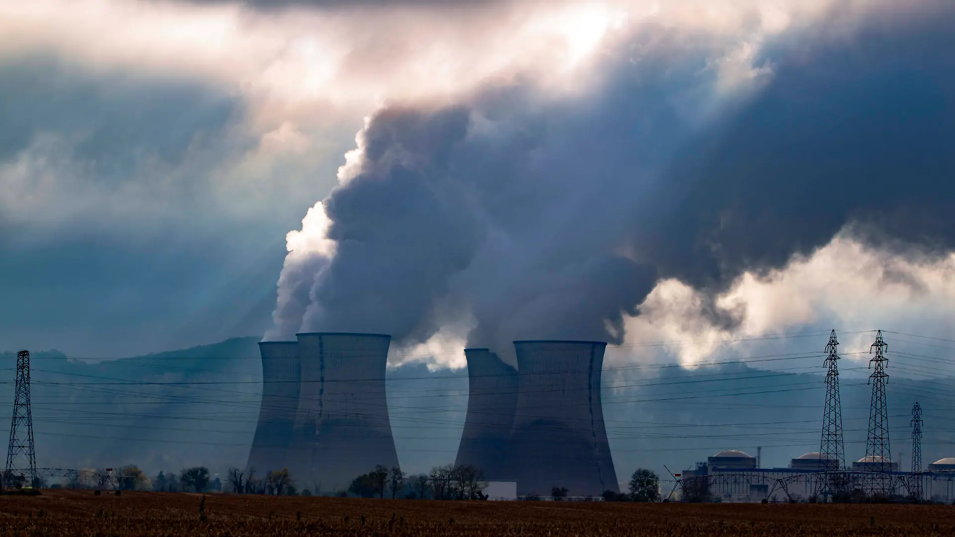 Bugey Nuclear Power Plant - Saint Vulbas The Bugey nuclear power plant in Saint Vulbas has 4 reactors, each rated at 900 MW, and produces the equivalent of 40% of the electricity consumed by the Auvergne Rhone-Alpes region, France on November 23th, 2023. Photo by Thibaut Durand/ABACAPRESS.COM Saint Vulbas Auvergne Rhone-Alpes France PUBLICATIONxNOTxINxFRAxESPxUKxUSAxBELxPOL Copyright: xDurandxThibaut/ABACAx