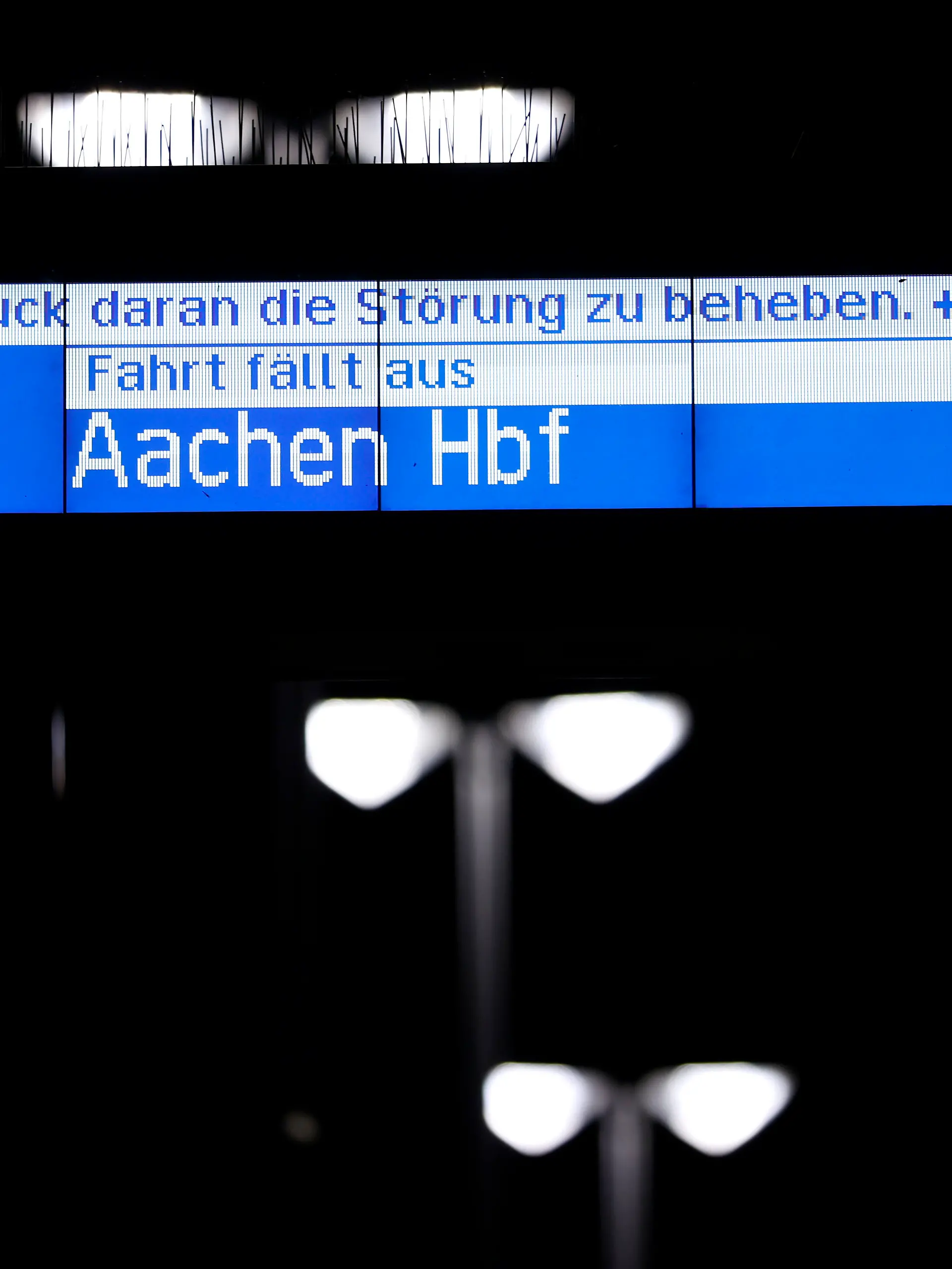 Eine Anzeigetafel weist auf Zugausfälle hin. Wegen massiver Probleme mit dem digitalen Funk hat die Deutsche Bahn den Zugverkehr bundesweit eingestellt. Vorläufig würden alle Züge an Bahnhöfen zurückgehalten. Themenbild, Symbolbild Köln, 24.06.2026 NRW Deutschland *** A display board indicates train cancellations. Due to major problems with the digital radio system, Deutsche Bahn has suspended train service nationwide. For the time being, all trains are being held at stations. Featured image, stock photo Copyright: xChristophxHardtx