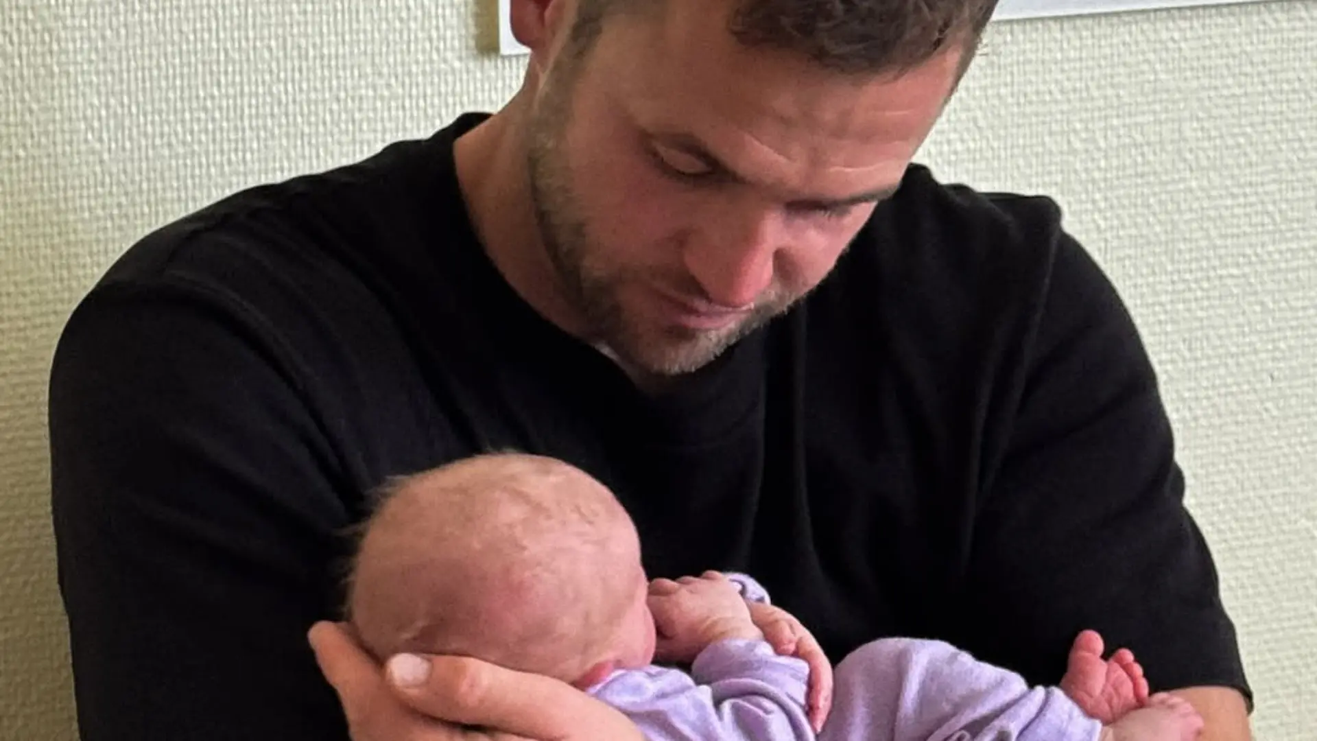 Philipp Stehler mit seiner neugeborenen Tochter