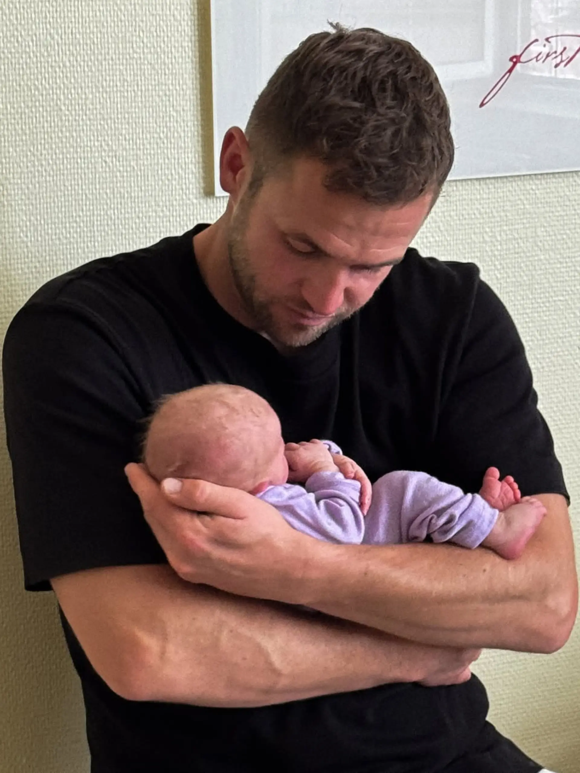 Philipp Stehler mit seiner neugeborenen Tochter