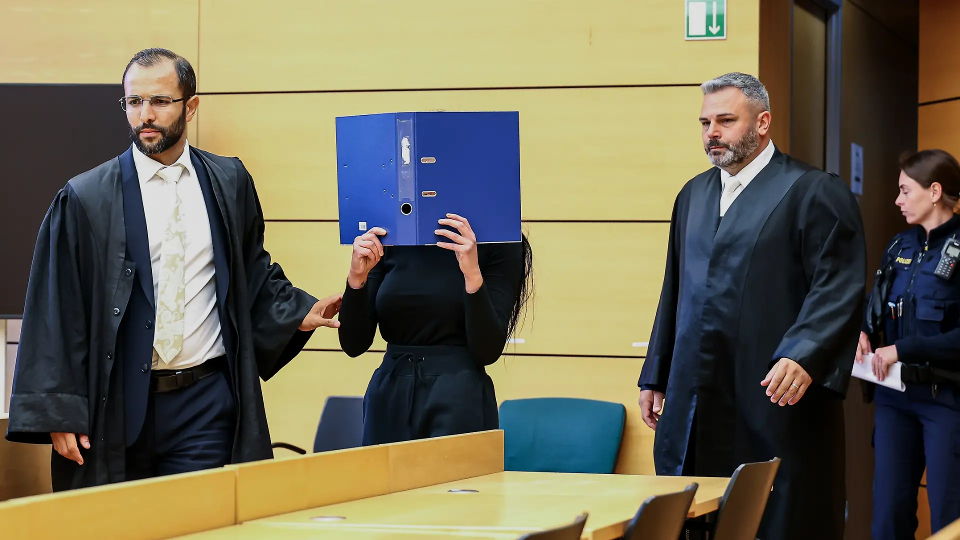 Zu Prozessbeginn vor dem Landgericht wird eine Frau (2.v.l), die unter anderem einen früheren Pfarrer um knapp 350.000 Euro erpresst hatte, von Strafverteidiger Roj Khalaf (l) und Strafverteidiger Alin Wellmann (r) in den Gerichtssaal begleitet. (zu dpa: «Prostituierte erpresst Priester mit Nacktfotos - Haftstrafe») +++ dpa-Bildfunk +++