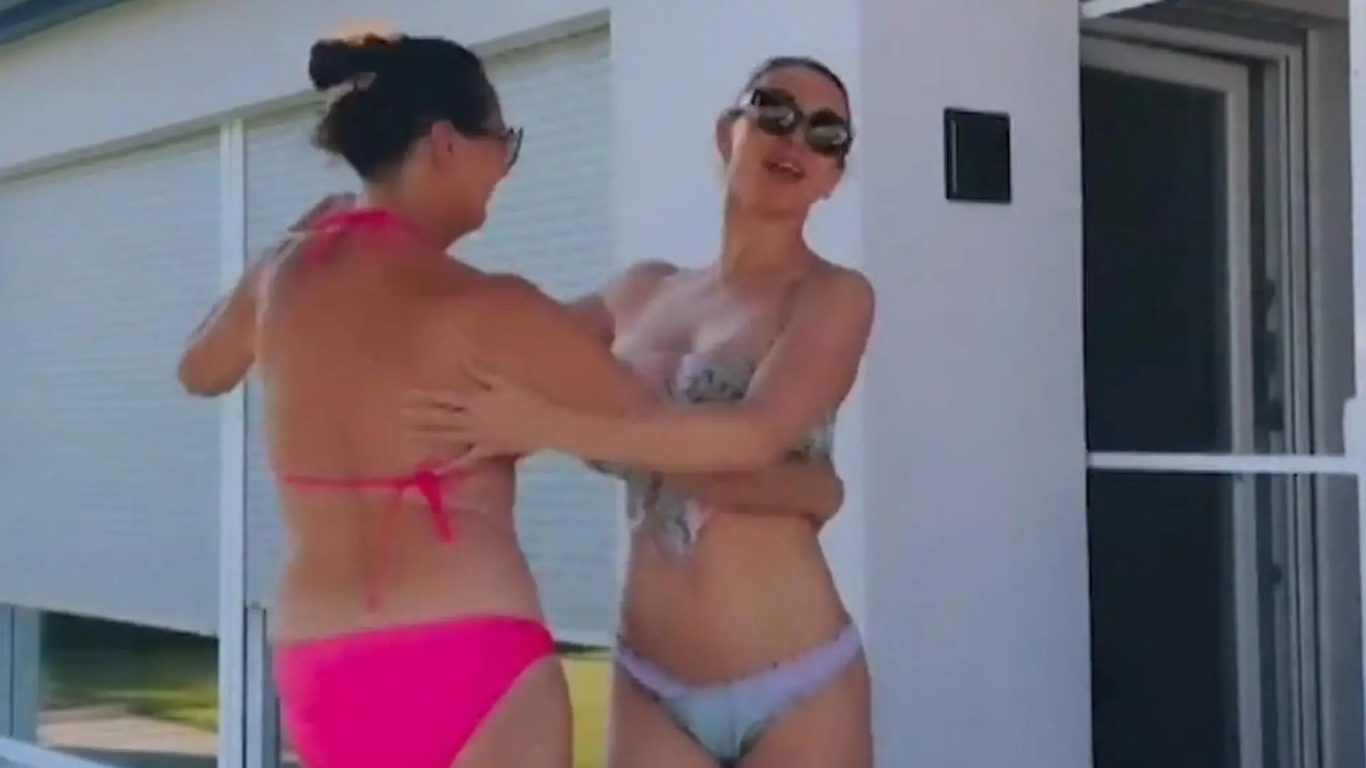 Bild von Heißer Bikini-Tanz! So sexy fegt Anna-Carina Woitschack durch den Garten