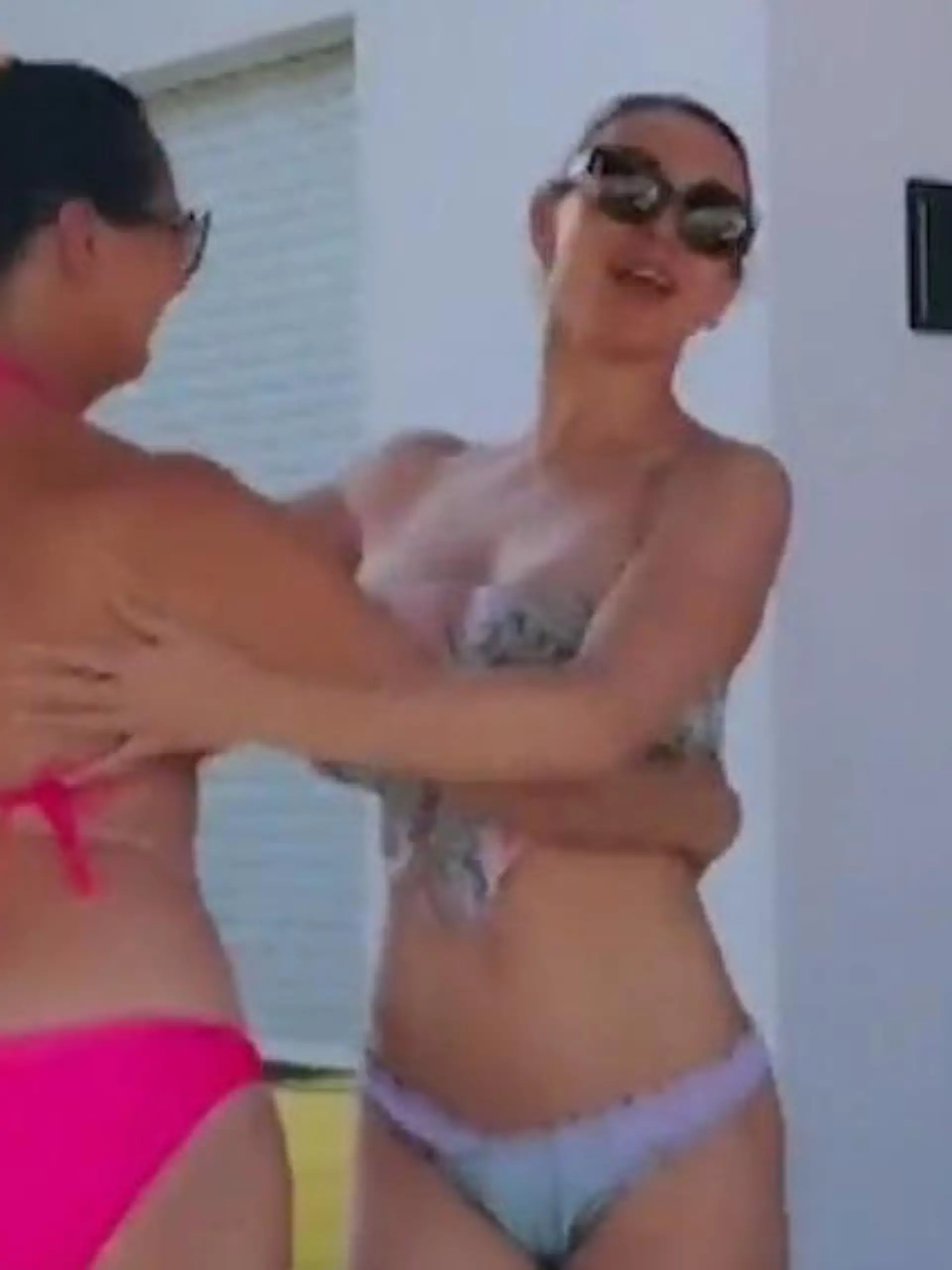 Bild zu: "Heißer Bikini-Tanz! So sexy fegt Anna-Carina Woitschack durch den Garten"