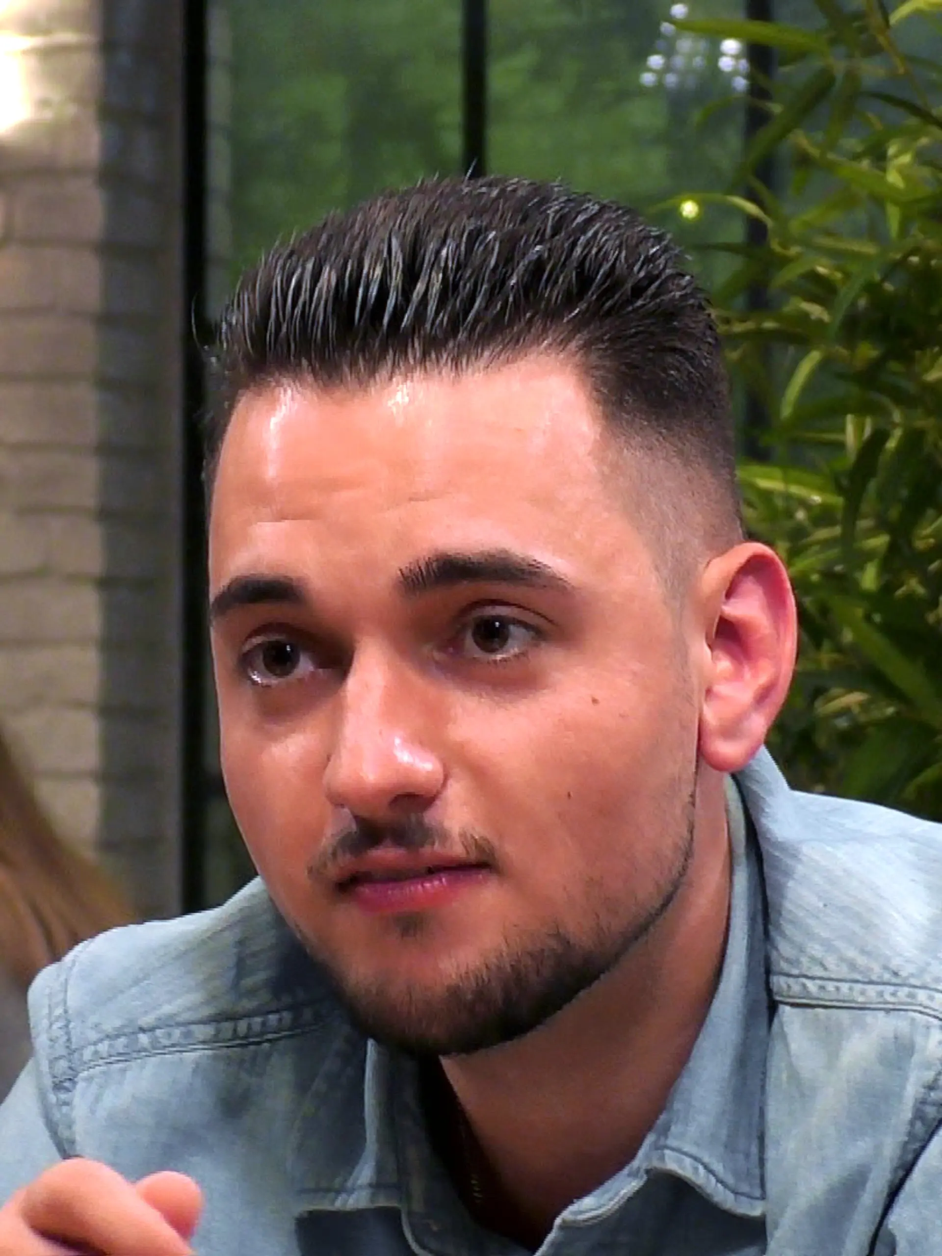 Bild zu: "Mert vertritt wilde Theorien zum Thema Verlieben"