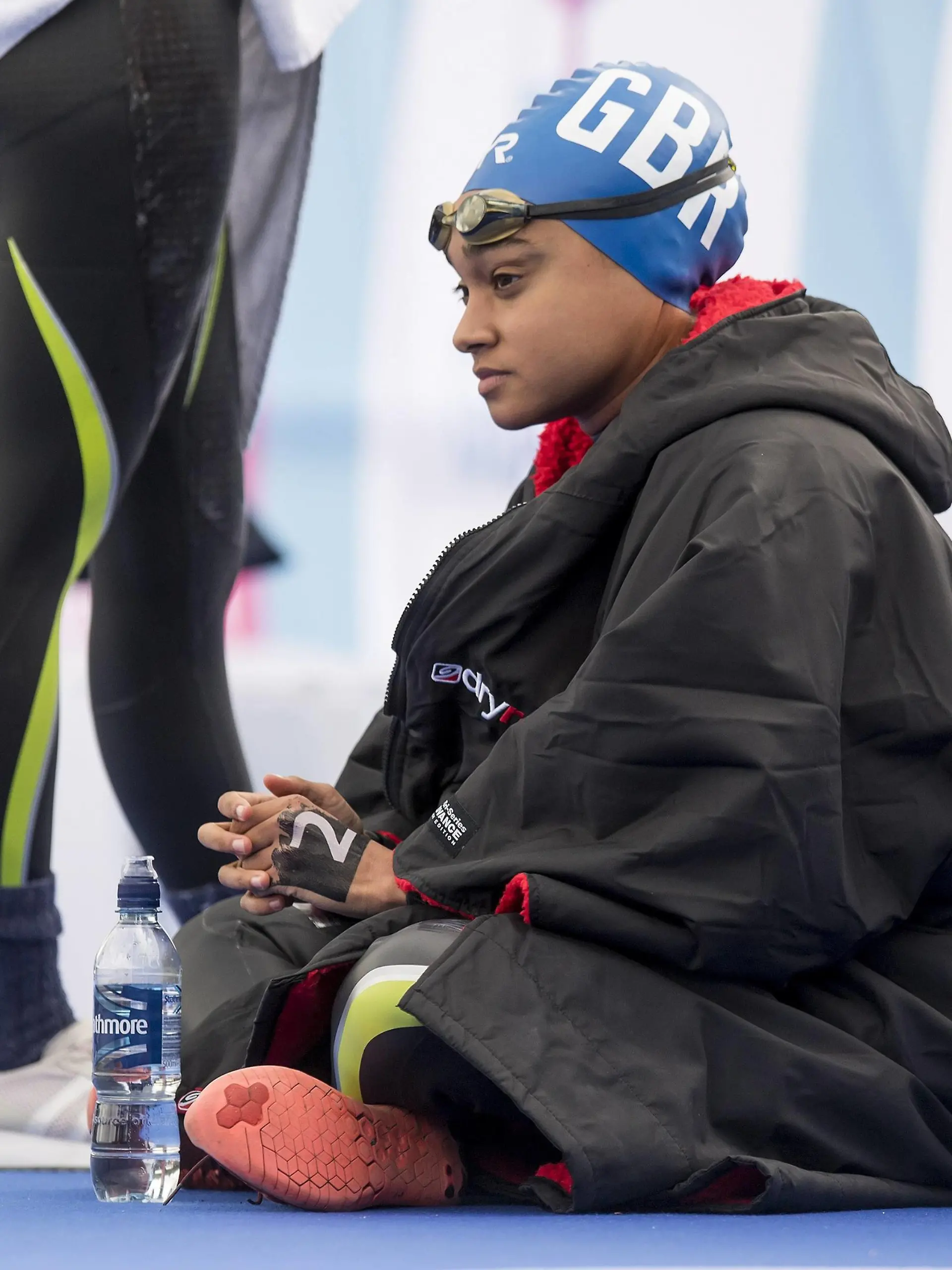Alice Dearing schwimmt Marathon - und trägt dabei eine spezielle Badekappe für ihr volles Haar