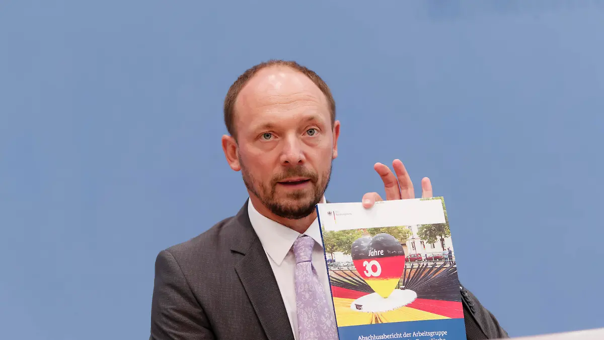 Wanderwitz stellt Bericht Deutsche Einheit vor 2021-07-07 - Deutschland, Berlin - Bundespressekonferenz: Der Beauftragte der Bundesregierung für die neuen Bundesländer, Parlamentarischer Staatssekretär Marco Wanderwitz, stellt den jahresbericht zum Stand der Deutschen Einheit 2021 vor. *** Wanderwitz presents German Unity Report 2021 07 07 Germany, Berlin Federal Press Conference The Federal Government Commissioner for the New Federal States, Parliamentary State Secretary Marco Wanderwitz, presents the Annual Report on the State of German Unity 2021