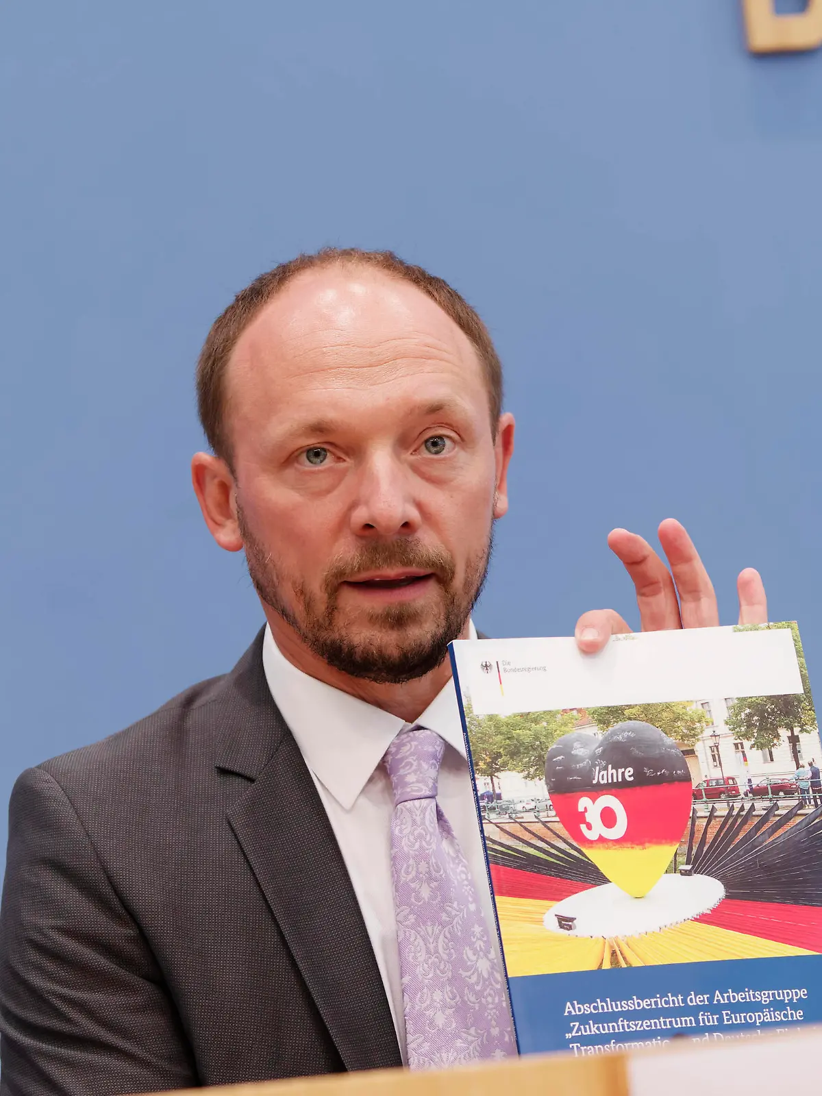  Wanderwitz stellt Bericht Deutsche Einheit vor 2021-07-07 - Deutschland, Berlin - Bundespressekonferenz: Der Beauftragte der Bundesregierung für die neuen Bundesländer, Parlamentarischer Staatssekretär Marco Wanderwitz, stellt den jahresbericht zum Stand der Deutschen Einheit 2021 vor. *** Wanderwitz presents German Unity Report 2021 07 07 Germany, Berlin Federal Press Conference The Federal Government Commissioner for the New Federal States, Parliamentary State Secretary Marco Wanderwitz, presents the Annual Report on the State of German Unity 2021