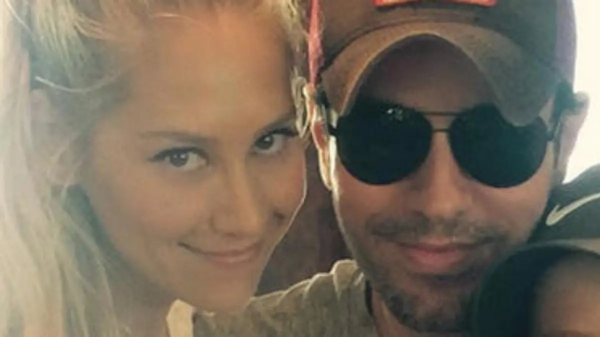 seltenes-liebes-selfie-von-anna-kournikova-und-enrique-iglesias