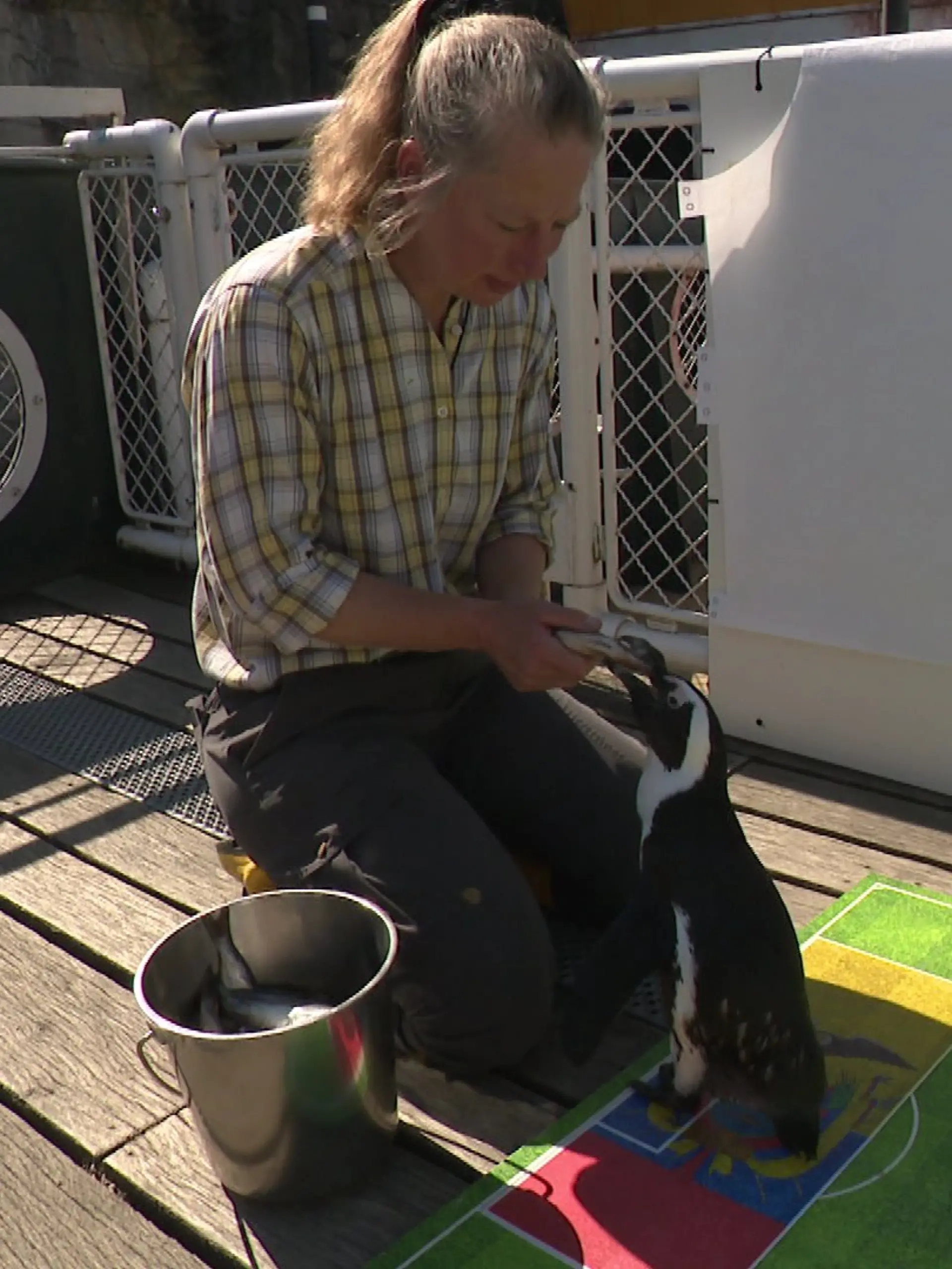 Sigrid schlemmt den Fisch auf der Ecuador-Seite. 