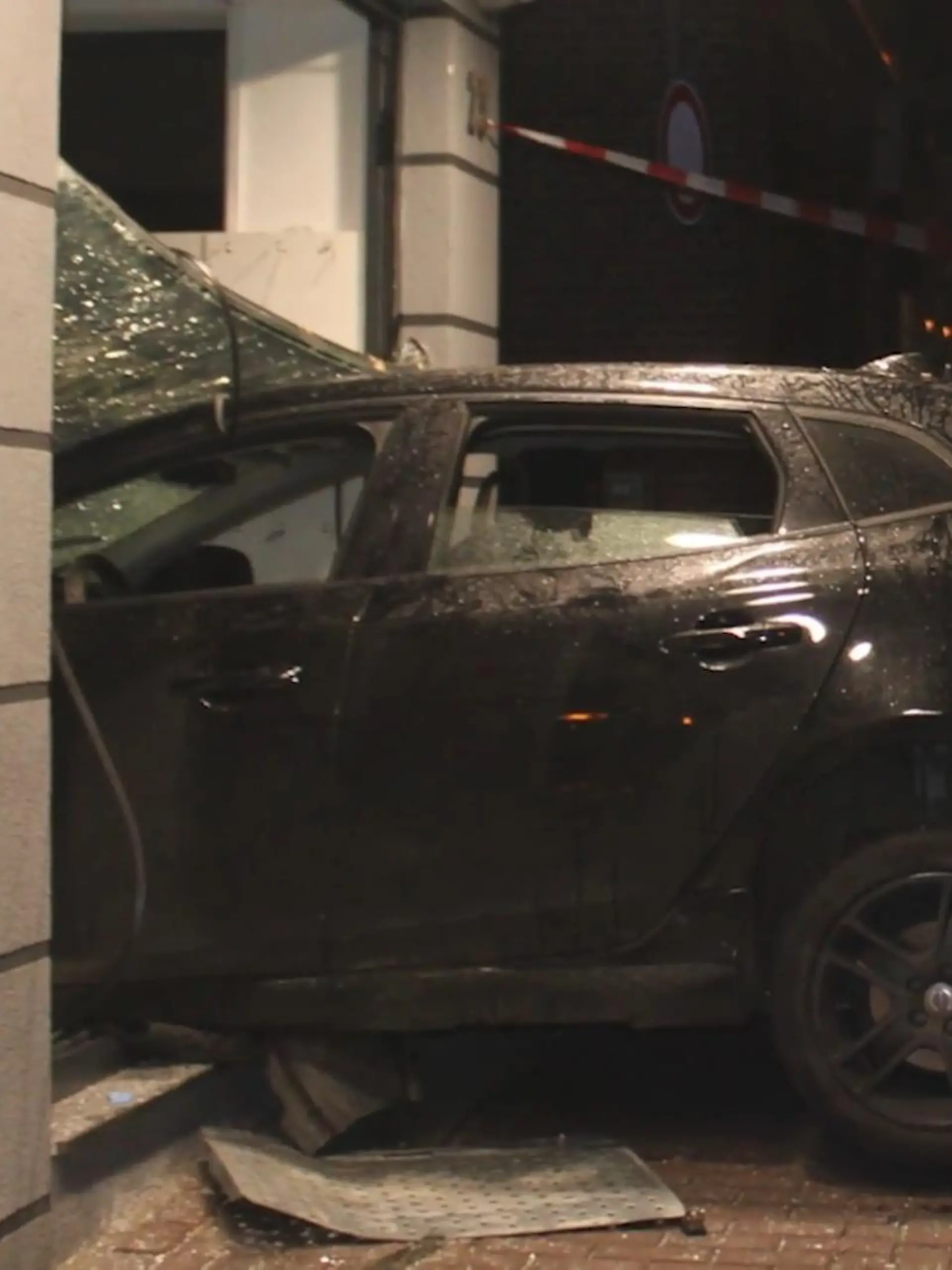 Bild zu: "Auto kracht in Juweliergeschäft"