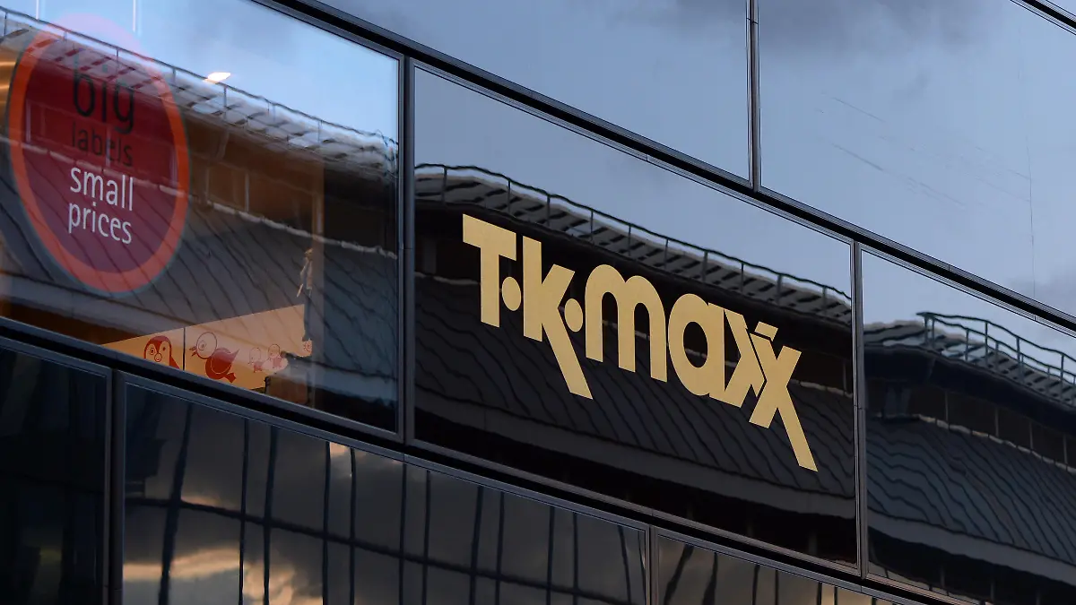 Blick auf den Eingang des Flagship-Store der Kaufhauskette TK Maxx, der sich im Geschäftshaus Alea 101 in Berlin am Alexanderplatz befindet, aufgenommen am 20.08.2014. Mit 3840 Quadratmetern auf drei Etagen ist es die größte Filiale in Deutschland. Foto: Jens Kalaene