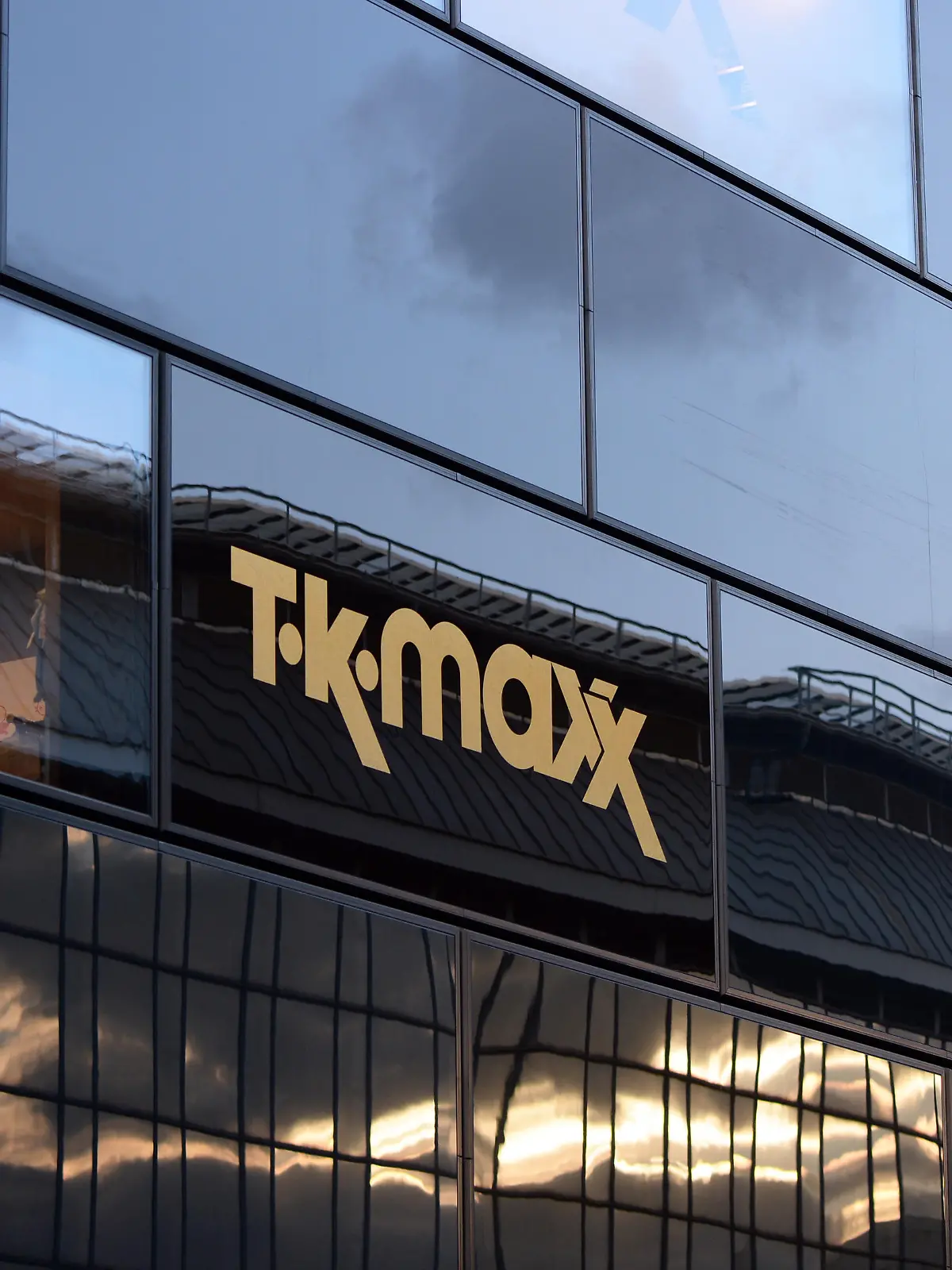 Blick auf den Eingang des Flagship-Store der Kaufhauskette TK Maxx, der sich im Geschäftshaus Alea 101 in Berlin am Alexanderplatz befindet, aufgenommen am 20.08.2014. Mit 3840 Quadratmetern auf drei Etagen ist es die größte Filiale in Deutschland. Foto: Jens Kalaene