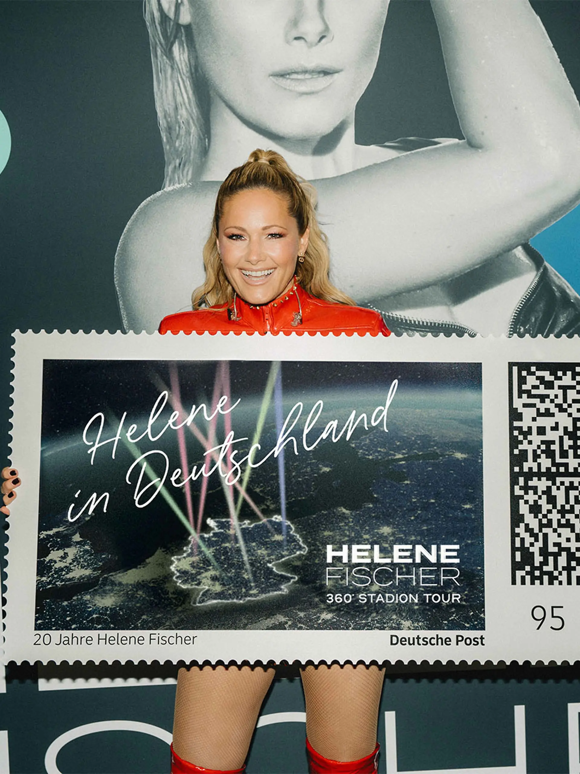 Sängerin Helene Fischer hält ein Motiv ihrer neuen Briefmarken-Sonderedition in der Hand. Die Marken sollen laut DHL im Internet und bei Fischers Stadionkonzerten erhältlich sein und ihre Karriere würdigen. +++ dpa-Bildfunk +++