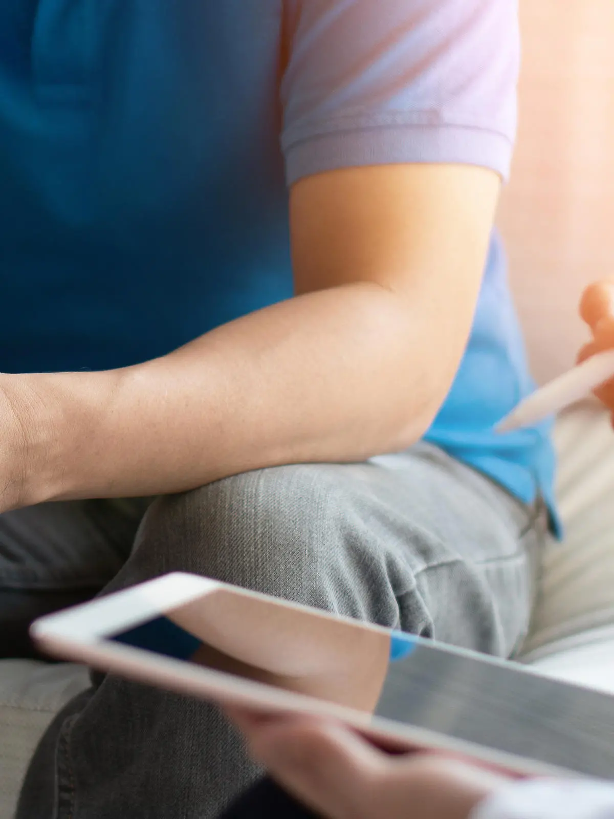 Mann beim Arzt mit Tablet