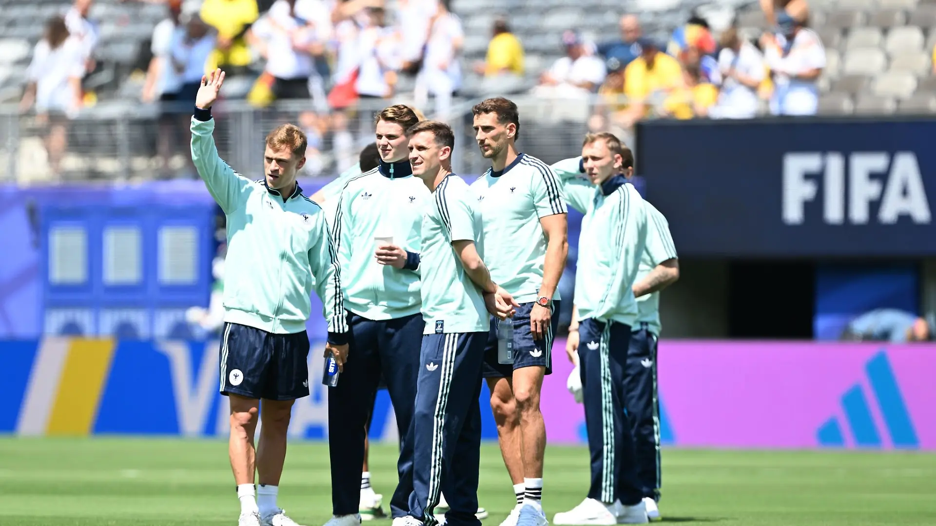 Die deutschen Spieler nach der Ankunft im Stadion auf dem Platz.