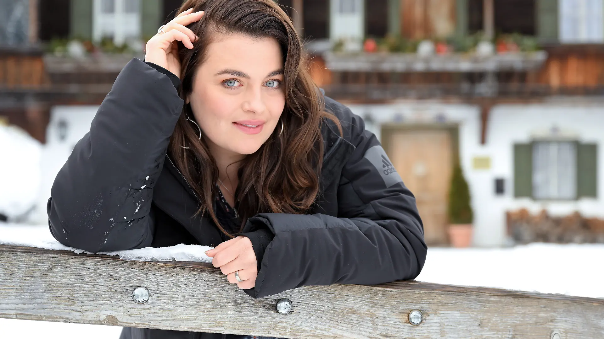 Schauspielerin und Sängerin Ronja Forcher lächelt vor dem Haus des TV-"Bergdoktors". Sie erholt sich gerade bei einem Kurzurlaub in Tirol von den "Bergdoktor"-Dreharbeiten und tankt Kraft für ihr erstes Musik-Album «Meine Reise», das am 8. April 2022 erscheinen soll. (zu dpa Ronja Forcher freut sich auf Live-Auftritte) +++ dpa-Bildfunk +++