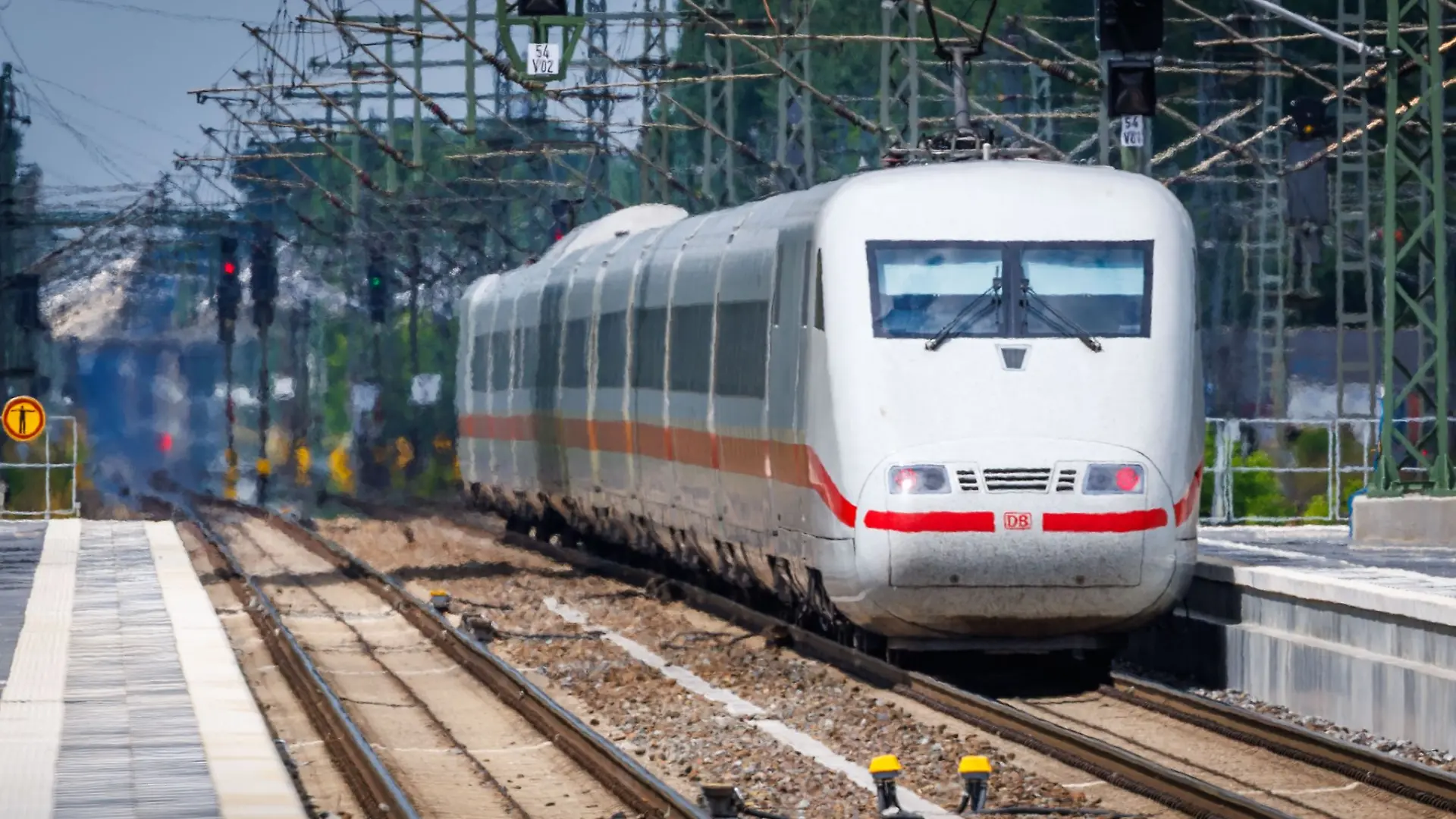 Die Sanierung der Bahnstrecke Hamburg-Berlin ist aufgrund wochenlanger Verzögerungen deutlich teurer geworden. (Archivbild)