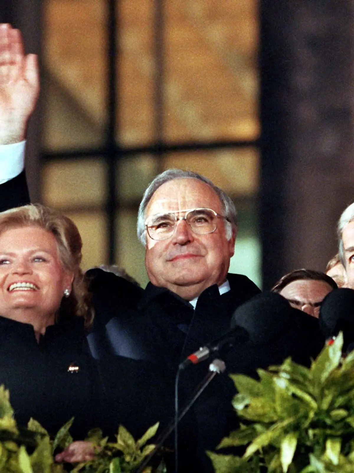 Die Deutschen sind wieder vereint: Bei der Berliner Feier am 3.10.1990 winken von der Freitreppe des Reichstagsgebäude (l-r) Bundesaußenminister Hans-Dietrich Genscher (FDP), Hannelore Kohl, Bundeskanzler Helmut Kohl (CDU) und Bundespräsident Richard von Weizsäcker, daneben halb verdeckt Lothar de Maiziere, der letzte DDR-Ministerpräsident. Die Deutschen sind 45 Jahre nach dem Ende des 2. Weltkrieges mit dem 3. Oktober 1990 wieder in einem souveränen Staat vereint. Die DDR ist der Bundesrepublik beigetreten und existiert nicht mehr. Der Untergang des SED-Regimes hatte sich in einem rasanten Tempo vollzogen: Am 9.11.1989 öffnete die DDR endgültig ihre Grenzen.