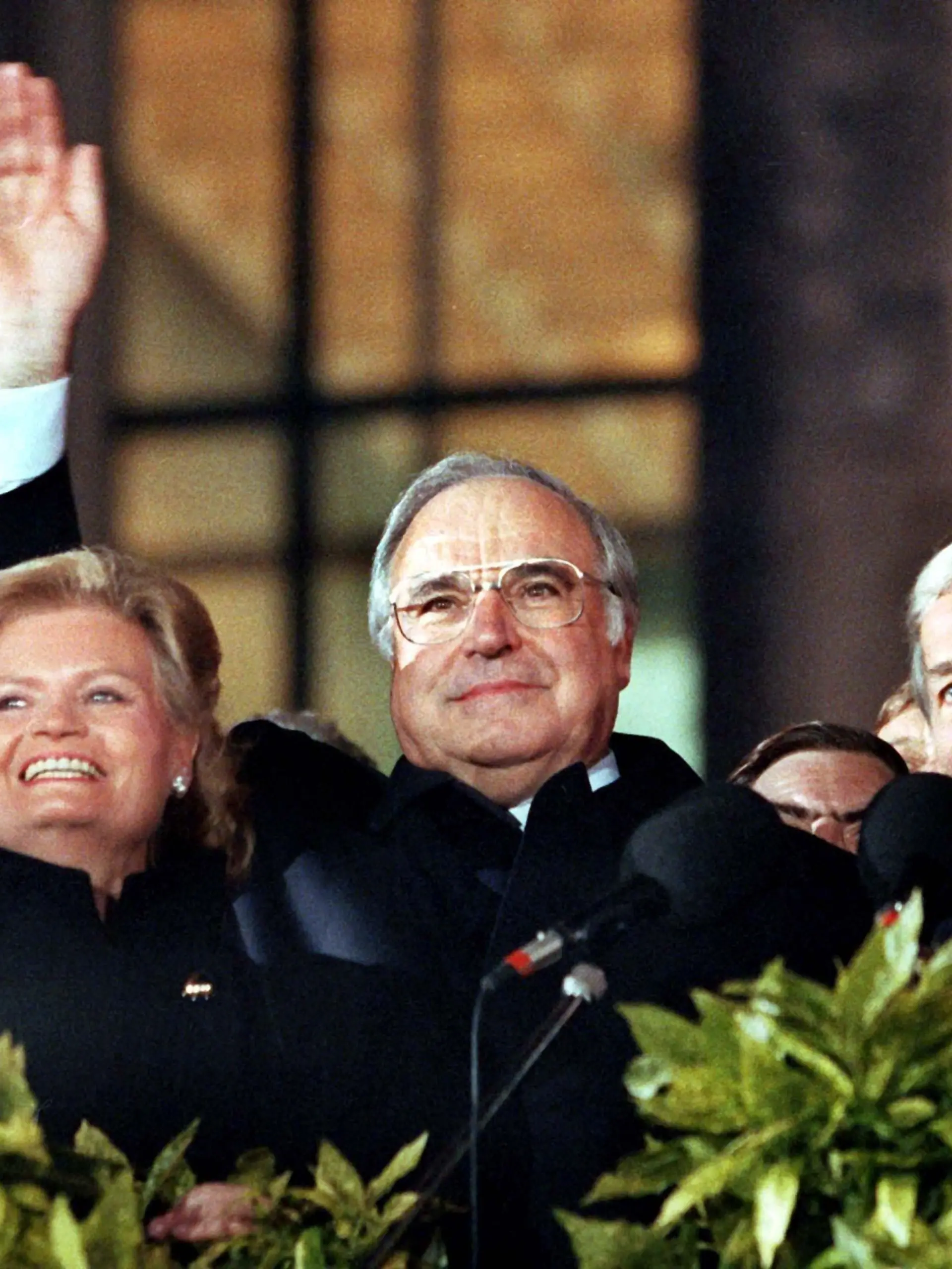 Die Deutschen sind wieder vereint: Bei der Berliner Feier am 3.10.1990 winken von der Freitreppe des Reichstagsgebäude (l-r) Bundesaußenminister Hans-Dietrich Genscher (FDP), Hannelore Kohl, Bundeskanzler Helmut Kohl (CDU) und Bundespräsident Richard von Weizsäcker, daneben halb verdeckt Lothar de Maiziere, der letzte DDR-Ministerpräsident. Die Deutschen sind 45 Jahre nach dem Ende des 2. Weltkrieges mit dem 3. Oktober 1990 wieder in einem souveränen Staat vereint. Die DDR ist der Bundesrepublik beigetreten und existiert nicht mehr. Der Untergang des SED-Regimes hatte sich in einem rasanten Tempo vollzogen: Am 9.11.1989 öffnete die DDR endgültig ihre Grenzen.