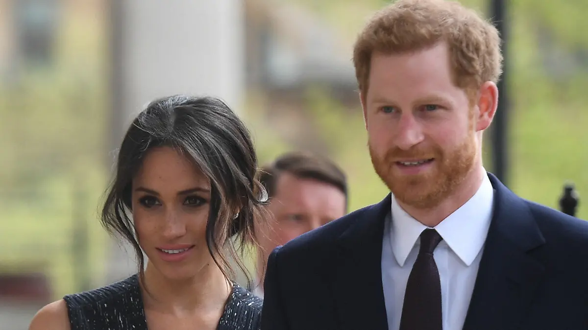 ARCHIV - 23.04.2018, Großbritannien, London: Der britische Prinz Harry und seine damalige Verlobte Meghan Markle kommen zu einer Gedenkveranstaltung anlässlich des 25. Jahrestages des rassistisch motivierten Mordes an dem britischen Studenten Stephen Lawrence am Trafalgar Square. Prinz Harry (33) und seine Ehefrau Meghan (36) werden am 10. und 11. Juli zu ihren ersten offiziellen Auslandsterminen nach Irland reisen, wie der Kensington-Palast am Dienstag in London mitteilte. (zu dpa "Erste offizielle Auslandsreise: Harry und Meghan reisen nach Irland" vom 19.06.2018) Foto: Victoria Jones/PA Wire/dpa +++ dpa-Bildfunk +++