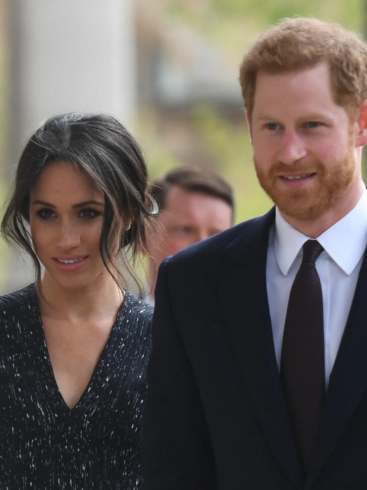 ARCHIV - 23.04.2018, Großbritannien, London: Der britische Prinz Harry und seine damalige Verlobte Meghan Markle kommen zu einer Gedenkveranstaltung anlässlich des 25. Jahrestages des rassistisch motivierten Mordes an dem britischen Studenten Stephen Lawrence am Trafalgar Square. Prinz Harry (33) und seine Ehefrau Meghan (36) werden am 10. und 11. Juli zu ihren ersten offiziellen Auslandsterminen nach Irland reisen, wie der Kensington-Palast am Dienstag in London mitteilte. (zu dpa "Erste offizielle Auslandsreise: Harry und Meghan reisen nach Irland" vom 19.06.2018) Foto: Victoria Jones/PA Wire/dpa +++ dpa-Bildfunk +++