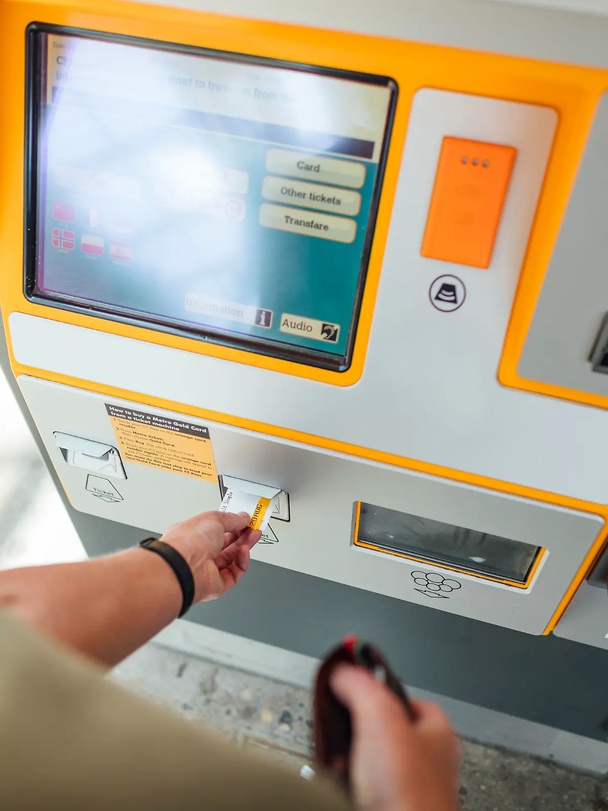 Man sieht, wie ein Mann sich am Ticketschalter einen gültigen Fahrschein ersteht.