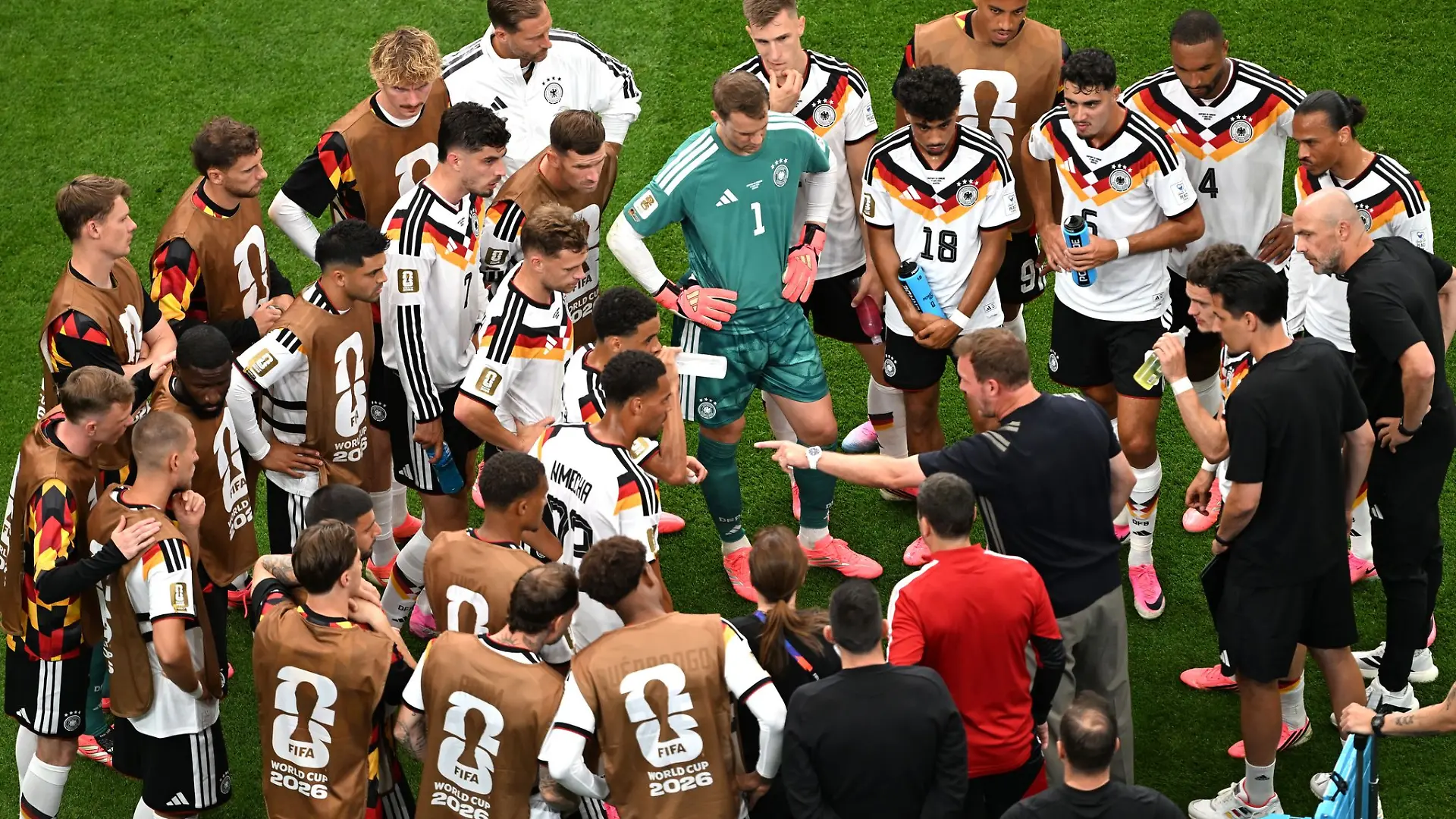 Bundestrainer Julian Nagelsmann (M/r) nutzte die Trinkpause, um taktische Dinge zu erklären. (Archiv)