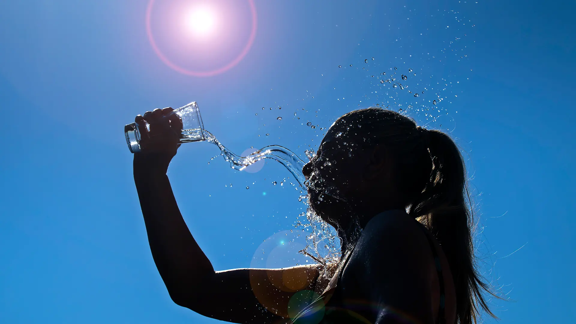 BILDBEARBEITUNG! 24.06.2026, Sommerhitze in Deutschland, Mindelheim im Unterallgaeu, eine Frau erfrischt sich mit einem schwall kaltem Wasser in ihr Gesicht. (Modelrelased) (*Copyright by: M.i.S.-Sportpressefoto, I N N S B R U C K E R S T R . 12, 87719 M I N D E L H E I M, Tel: 01713812882, (MAIL: misbernd@t-online.de, Homepage: www.mis.mn))