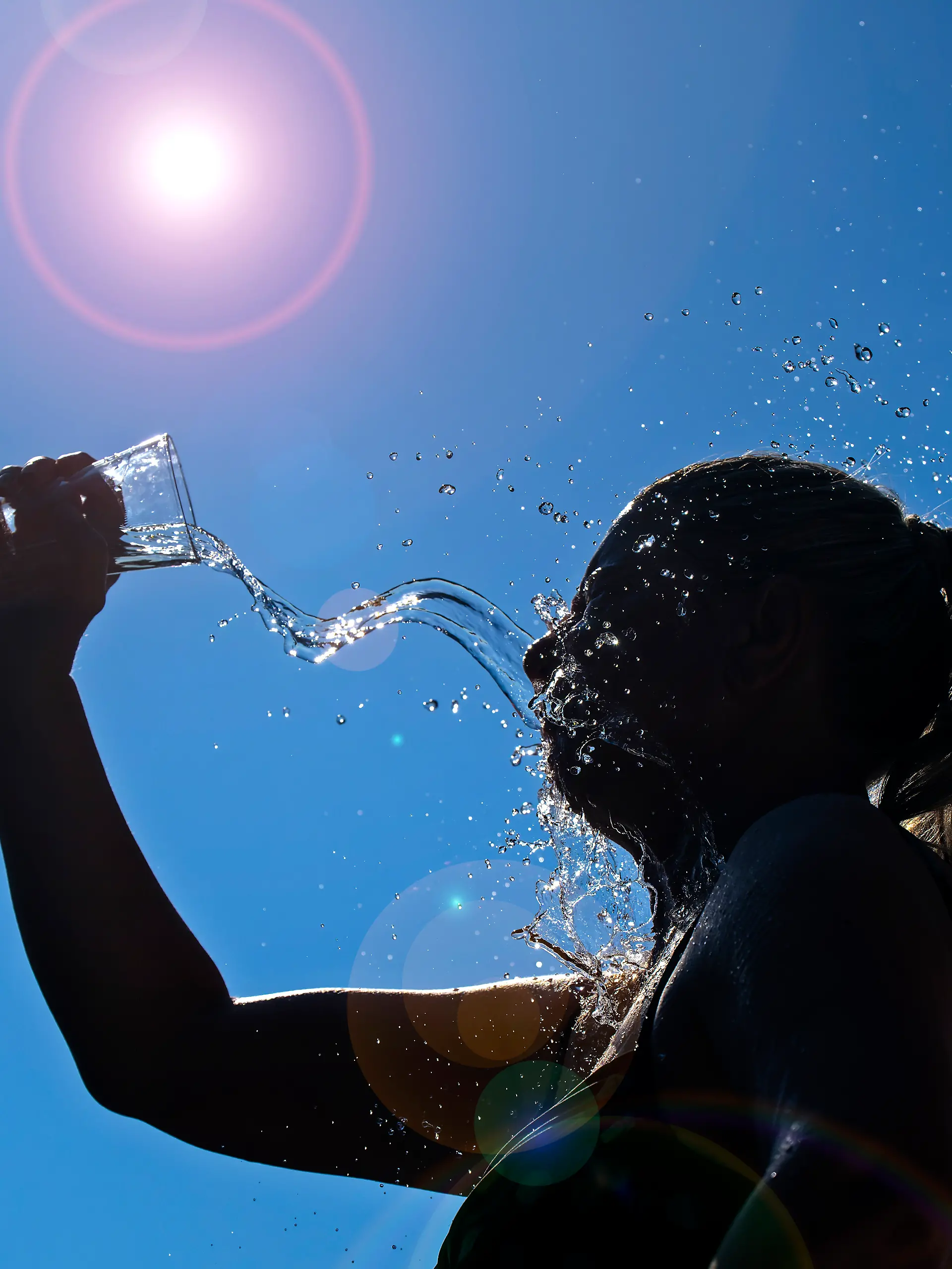 BILDBEARBEITUNG! 24.06.2026, Sommerhitze in Deutschland, Mindelheim im Unterallgaeu, eine Frau erfrischt sich mit einem schwall kaltem Wasser in ihr Gesicht. (Modelrelased) (*Copyright by: M.i.S.-Sportpressefoto, I N N S B R U C K E R S T R . 12, 87719 M I N D E L H E I M, Tel: 01713812882, (MAIL: misbernd@t-online.de, Homepage: www.mis.mn))