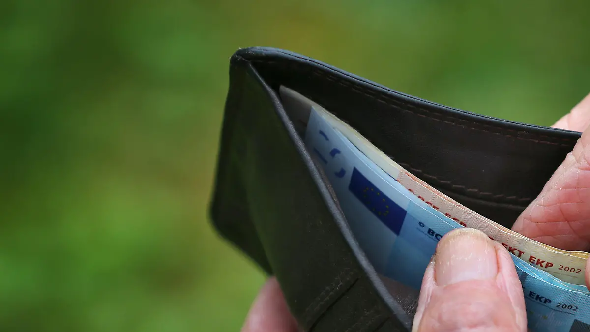 ARCHIV -  Eine Rentnerin hält am 13.07.2015 in Kempten (Bayern) einen Geldbeutel mit verschiedenen Euroscheinen. (zu dpa «Die letzten großen Rentengesetze von Schwarz-Rot - Was kommt dann?» vom 01.06.2017) Foto: Karl-Josef Hildenbrand/dpa +++(c) dpa - Bildfunk+++