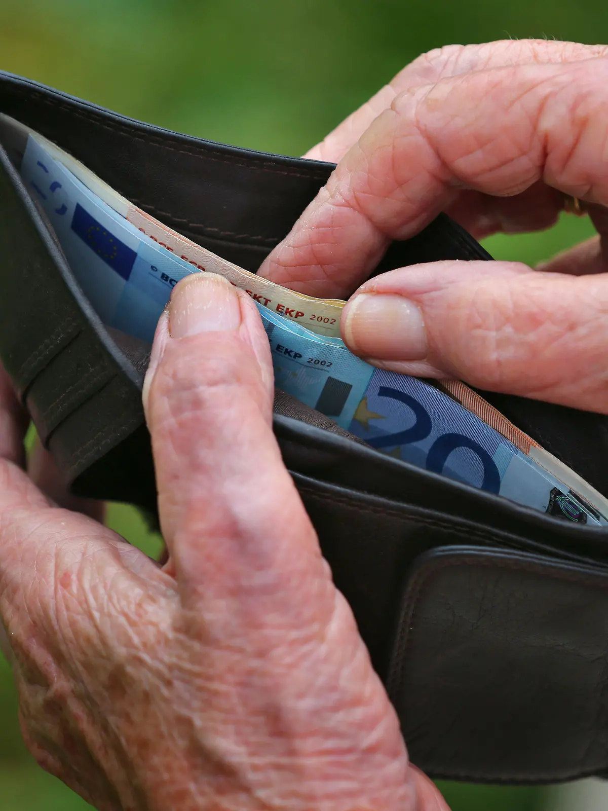 ARCHIV -  Eine Rentnerin hält am 13.07.2015 in Kempten (Bayern) einen Geldbeutel mit verschiedenen Euroscheinen. (zu dpa «Die letzten großen Rentengesetze von Schwarz-Rot - Was kommt dann?» vom 01.06.2017) Foto: Karl-Josef Hildenbrand/dpa +++(c) dpa - Bildfunk+++