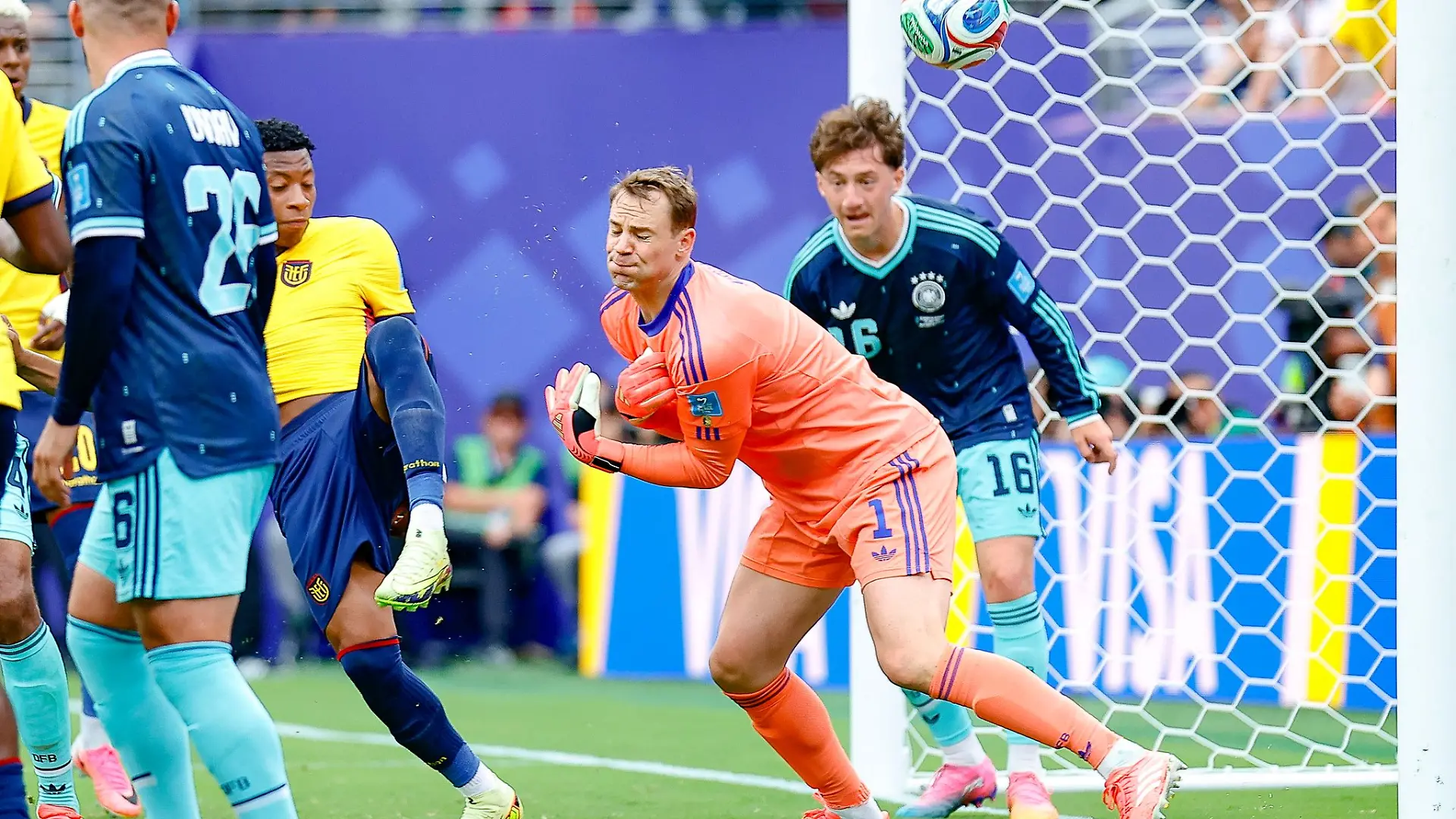 Manuel Neuer kommt gegen Ecuador nicht an den Ball, der Siegtreffer für die Südamerikaner.