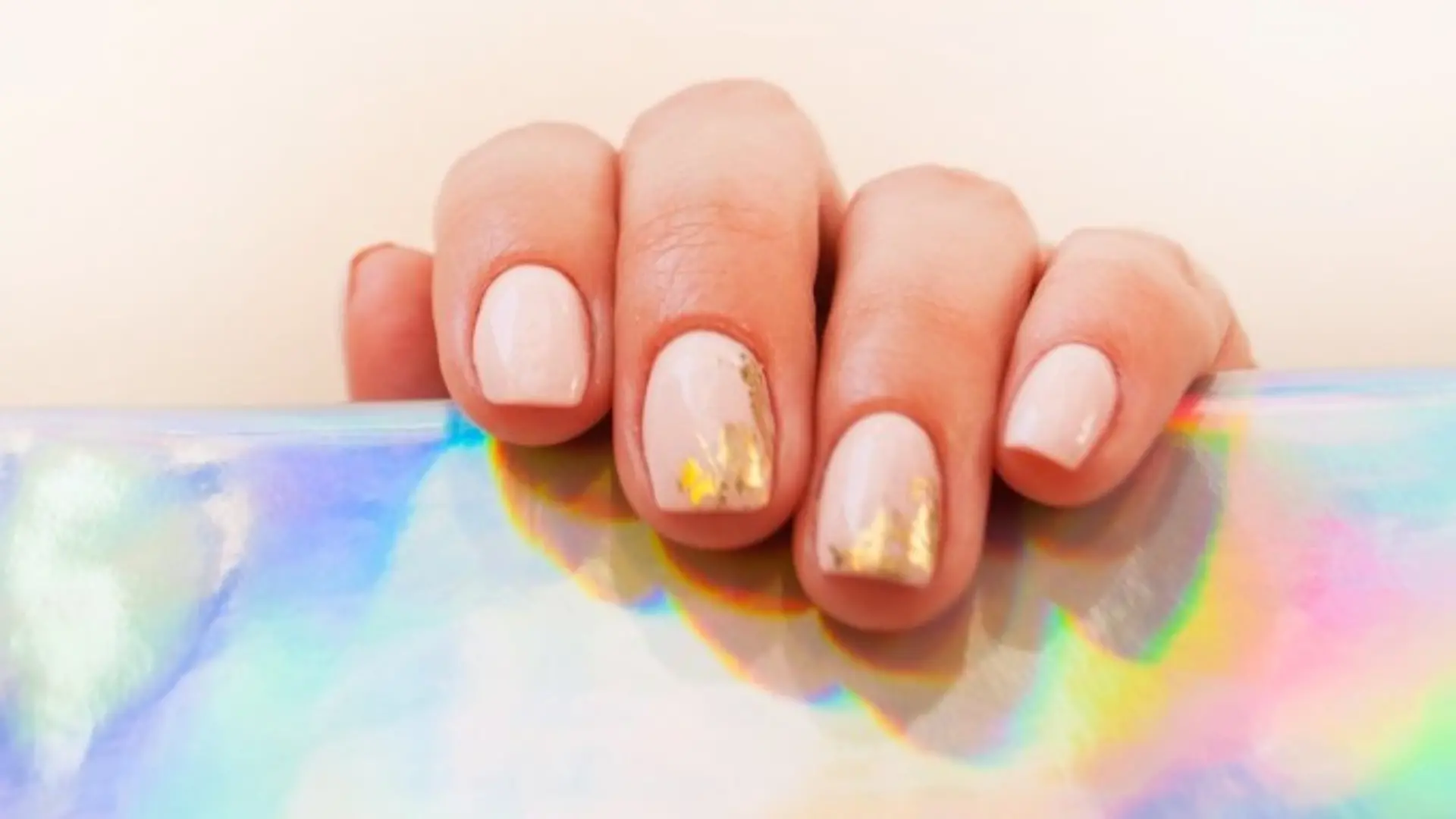 Mermaid Nails setzen diesen Sommer auf schimmernde Lichtreflexe