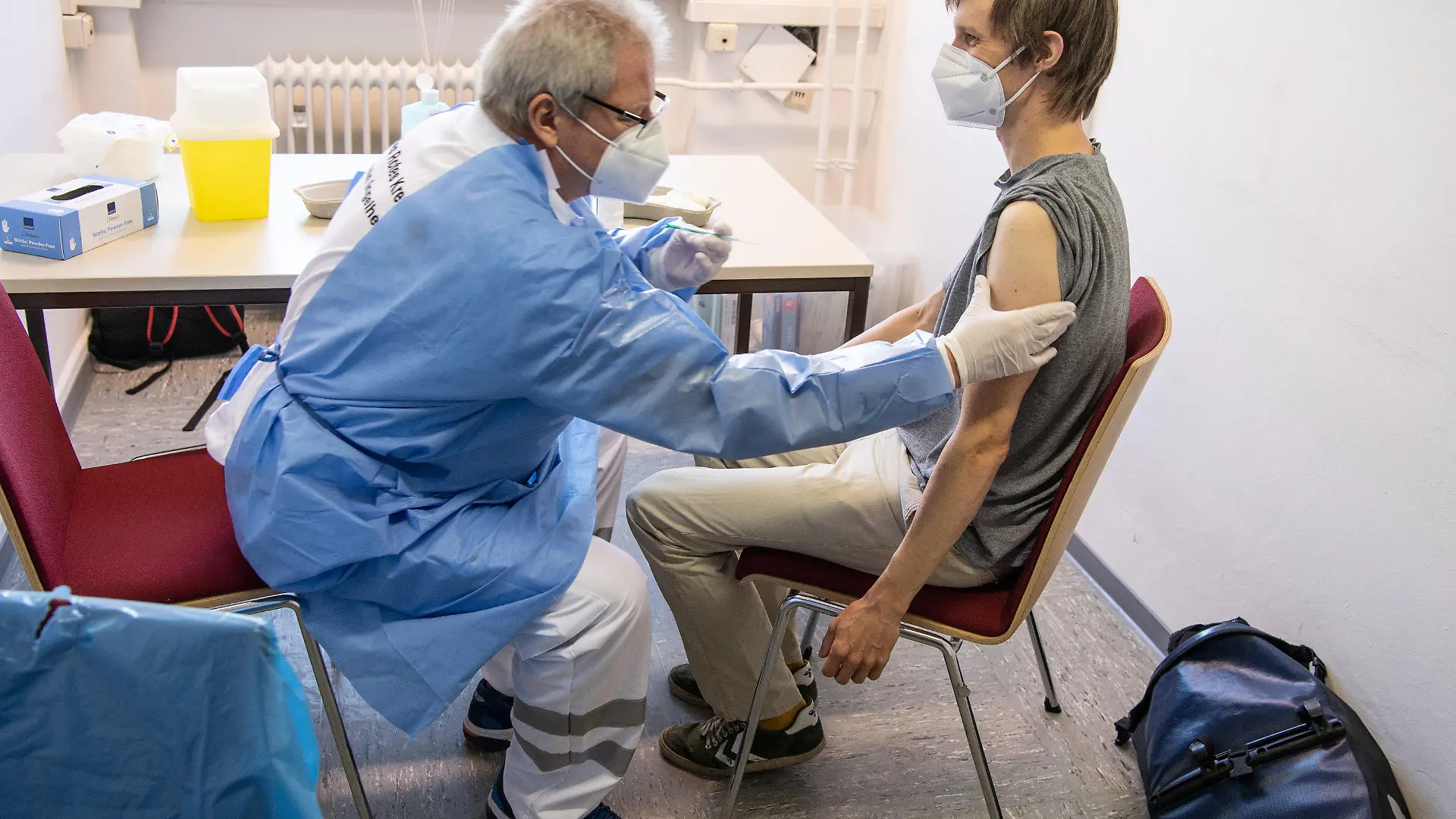07.07.2021, Rheinland-Pfalz, Mainz: Ein Student lässt sich auf dem Uni-Campus gegen das Corona-Virus impfen. In einer spontanen Aktion konnten sich hier 1000 Studenten impfen lassen. (zu dpa "Großer Andrang bei Impfaktion für Studierende und Azubis") Foto: Boris Roessler/dpa +++ dpa-Bildfunk +++