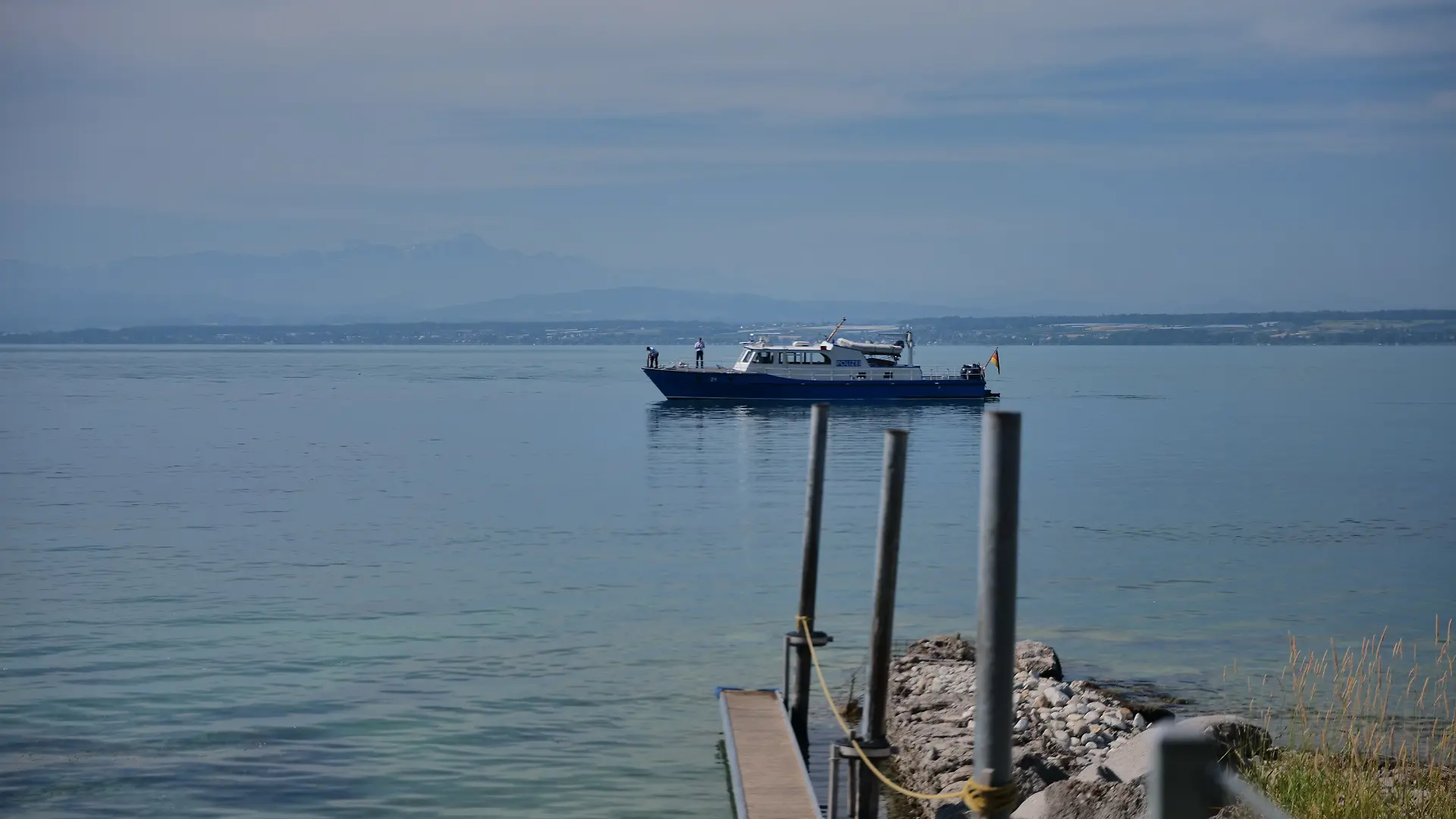 Ein Boot der Wasserschutzpolizei ist an einem Sucheinsatz auf dem Bodensee beteiligt. Vor den Augen ihrer Frauen sind zwei ältere Männer nach einem Sprung in den Bodensee untergegangen und verschwunden. Auch nach einer mehrstündigen Suche fehlt von den beiden 71 und 76 Jahre alten Männern jede Spur.