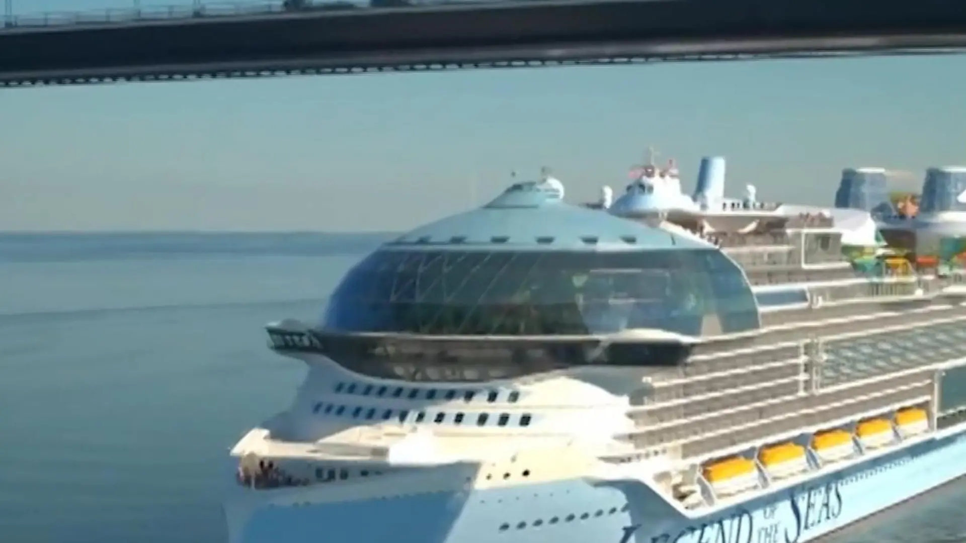 Irre Technik bei größtem Kreuzfahrtschiff der Welt – nur SO kommt es unter Brücken durch! Fünf Meter entscheiden