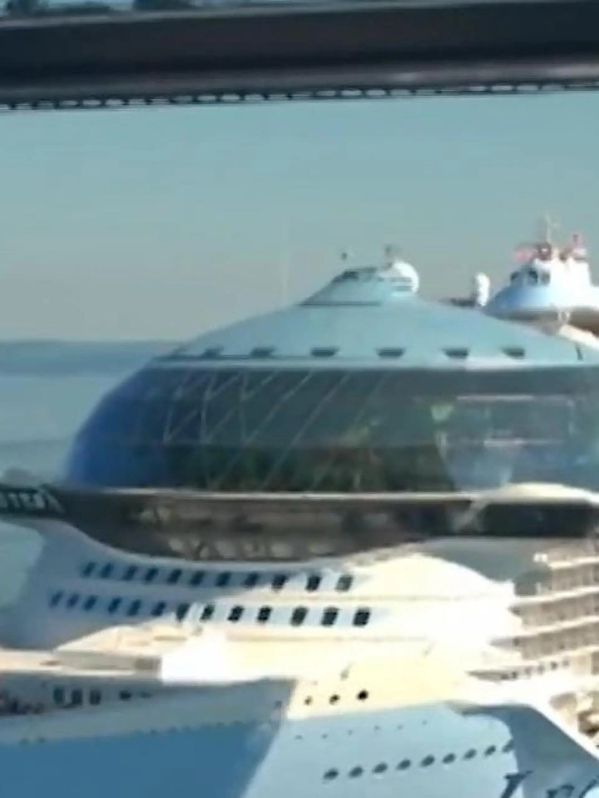 Bild zu: "Irre Technik bei größtem Kreuzfahrtschiff der Welt – nur SO kommt es unter Brücken durch!"