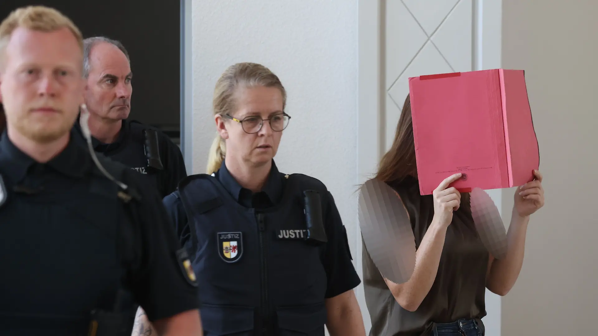 26.06.2026, Mecklenburg-Vorpommern, Rostock: Im Prozess um den Mord an Fabian aus Güstrow sitzt die Angeklagte im Verhandlungssaal im Landgericht Rostock.