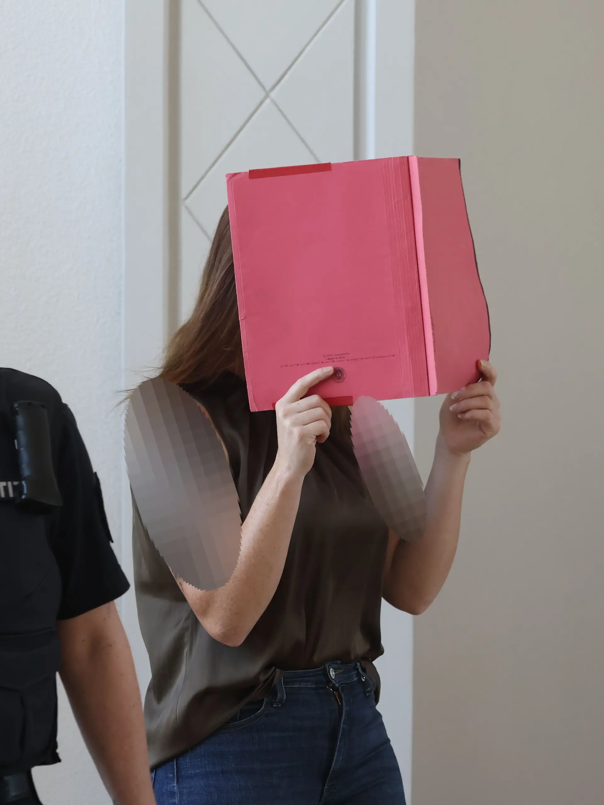 26.06.2026, Mecklenburg-Vorpommern, Rostock: Im Prozess um den Mord an Fabian aus Güstrow sitzt die Angeklagte im Verhandlungssaal im Landgericht Rostock.