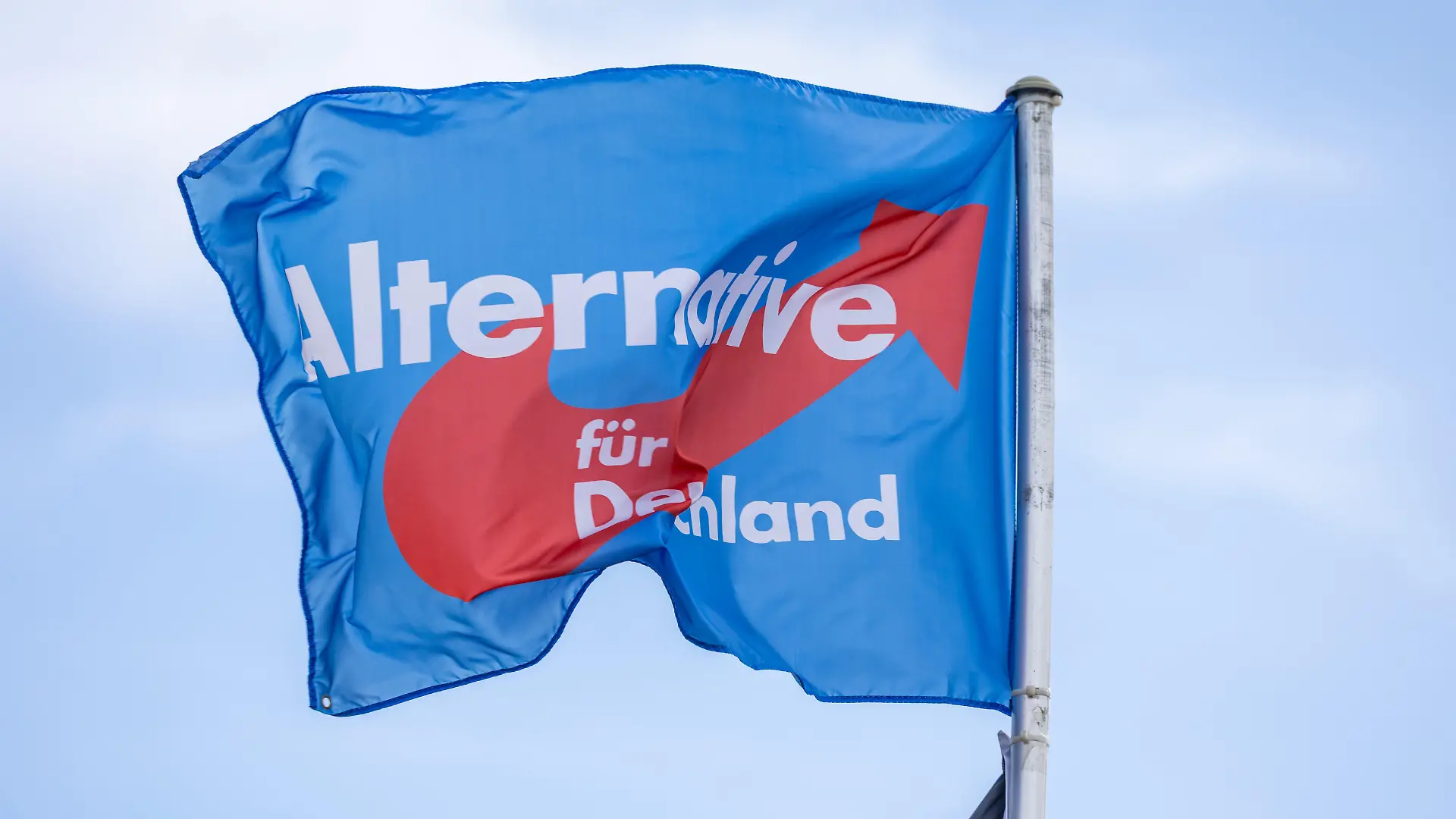 AfD-Symbolbild: AfD-Fahne an einem Wohnhaus in der Pfalz