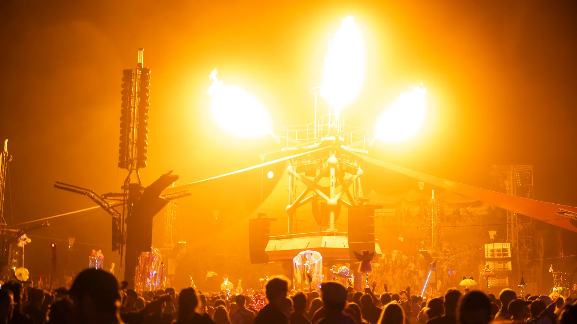Lichteffekte leuchten an der Turmbühne auf dem Fusion-Festival. Wegen Bränden außerhalb des Geländes war das Festival unterbrochen worden. Bis Sonntag sollen dort mehr als 3.300 Künstlerinnen und Künstler auftreten. Die Veranstalter rechnen mit 65.000 Besuchern. Das jährlich veranstaltete Festival an der Mecklenburgischen Seenplatte gilt als eines der größten alternativen Musik- und Kulturfestivals Europas. +++ dpa-Bildfunk +++