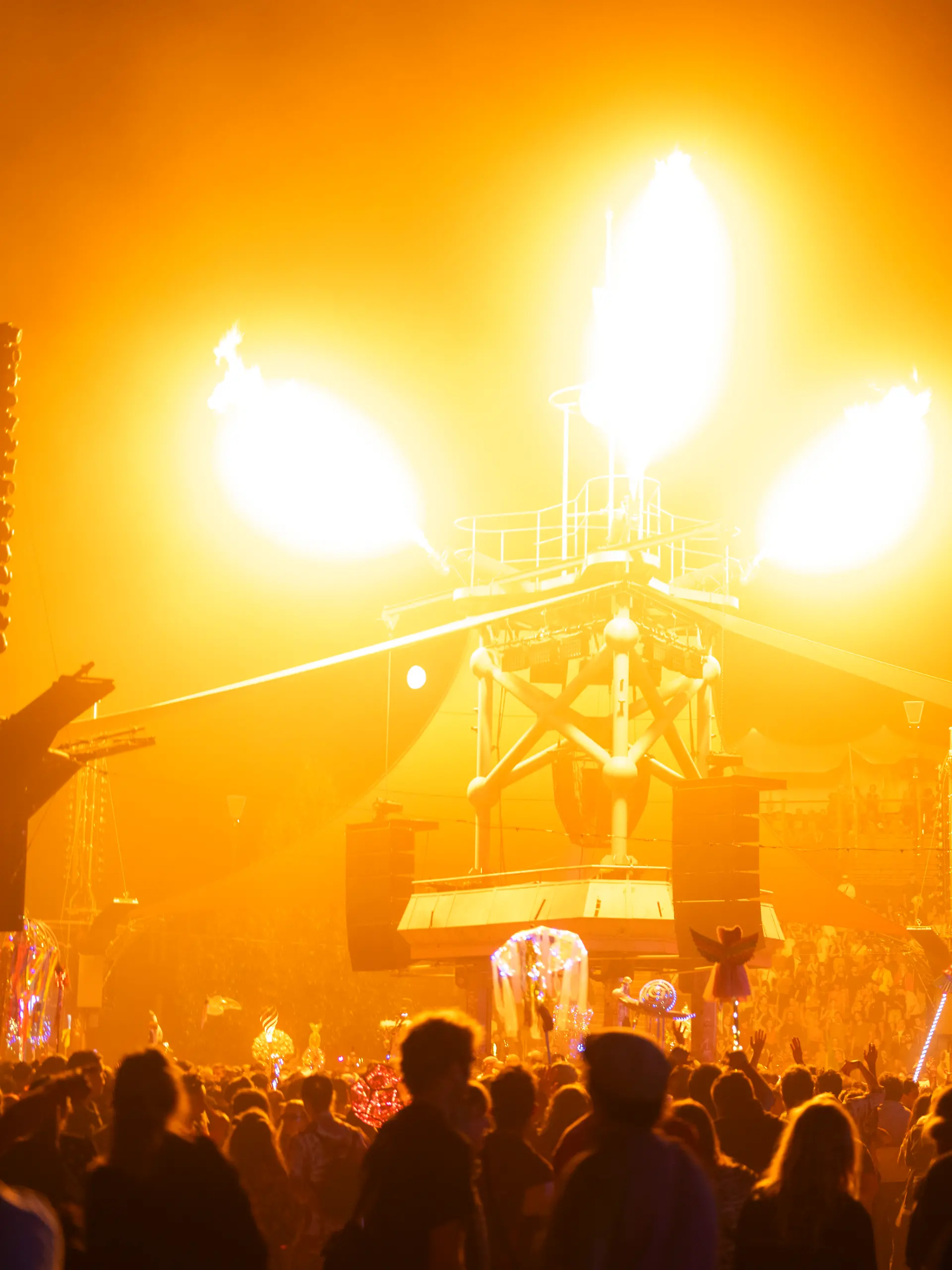 Lichteffekte leuchten an der Turmbühne auf dem Fusion-Festival. Wegen Bränden außerhalb des Geländes war das Festival unterbrochen worden. Bis Sonntag sollen dort mehr als 3.300 Künstlerinnen und Künstler auftreten. Die Veranstalter rechnen mit 65.000 Besuchern. Das jährlich veranstaltete Festival an der Mecklenburgischen Seenplatte gilt als eines der größten alternativen Musik- und Kulturfestivals Europas. +++ dpa-Bildfunk +++