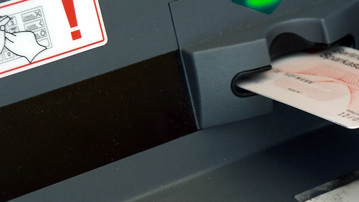 Eine Geldkarte der Berliner Sparkasse wird in den Schlitz eines Gelautomaten eingeführt (die Kontendaten wurden unkenntlich gemacht), Symbolfoto zum Thema Bankgeschäfte, Geldabheben, EC-Karte vom 19.08.2006. Foto: Hans Wiedl +++(c) dpa - Report+++