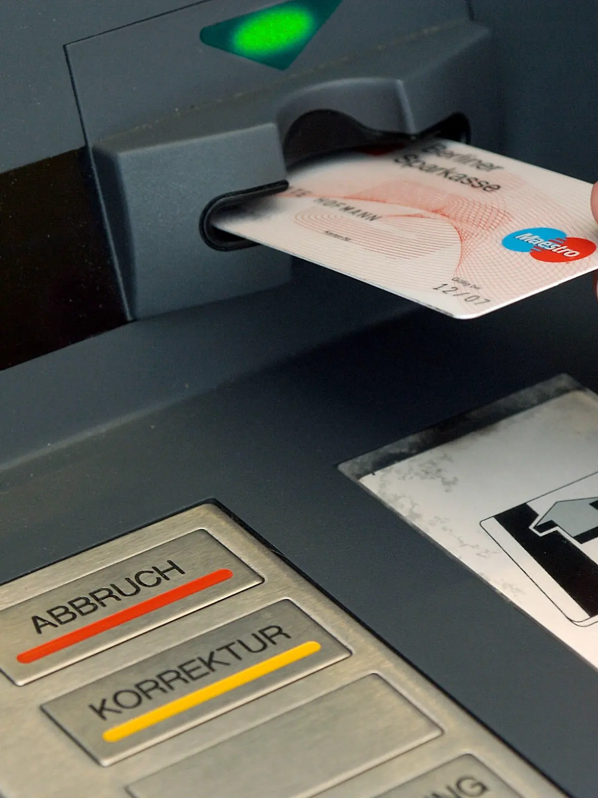 Eine Geldkarte der Berliner Sparkasse wird in den Schlitz eines Gelautomaten eingeführt (die Kontendaten wurden unkenntlich gemacht), Symbolfoto zum Thema Bankgeschäfte, Geldabheben, EC-Karte vom 19.08.2006. Foto: Hans Wiedl +++(c) dpa - Report+++