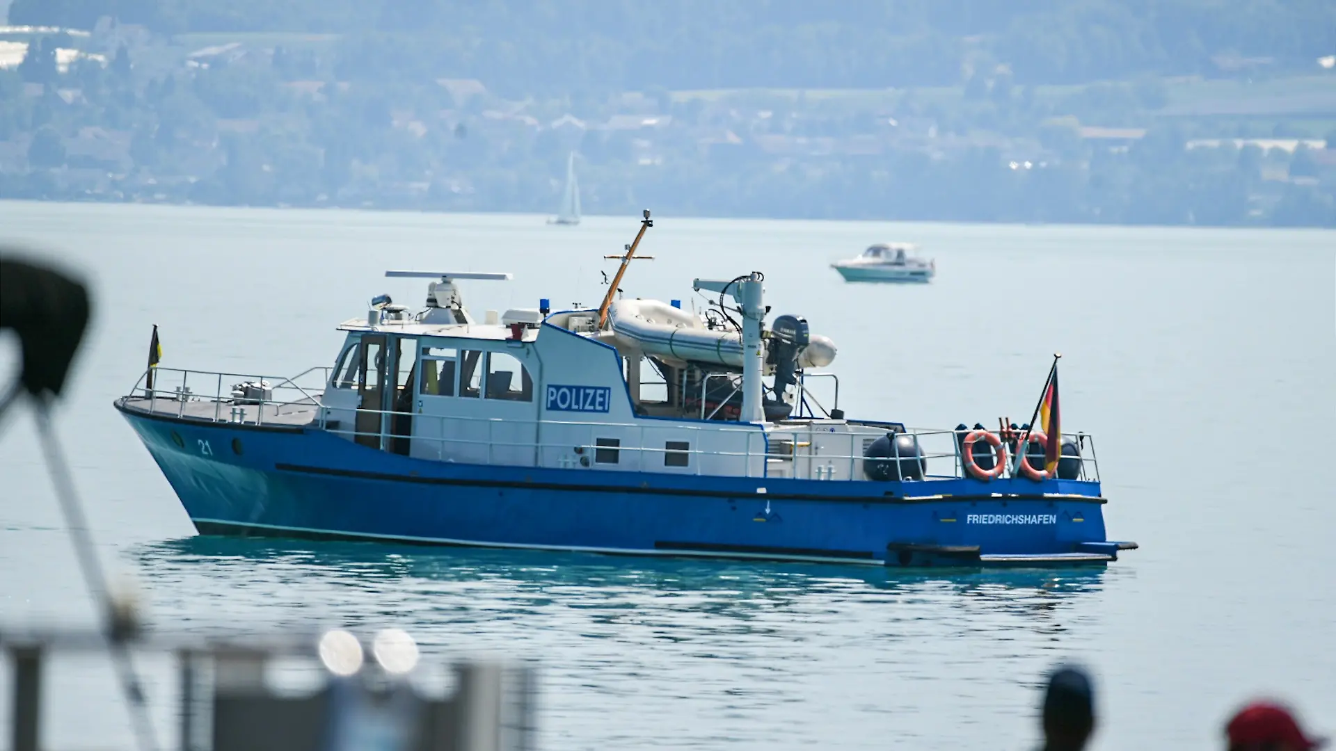 Ein Polizeiboot ist bei der Suche nach zwei vermissten Senioren auf dem Bodensee unterwegs. Vor den Augen ihrer Frauen sind zwei ältere Männer nach einem Sprung in den Bodensee untergegangen und verschwunden.